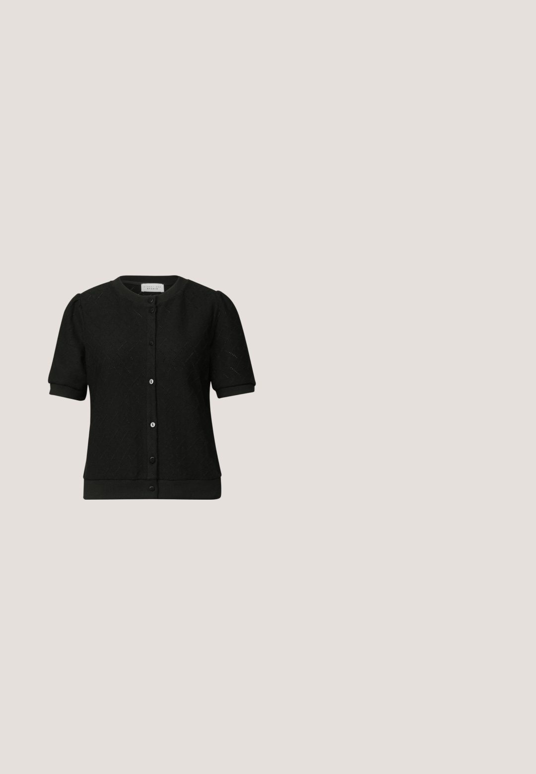 Sort kortærmet strikket cardigan med rund halsudskæring, knaplukning, subtilt diamantmønster og ribbet manchetter og kant.; Sorte camisole-top med tynde stropper, lavet af glat stof. Har en tætsiddende design og en rund halsudskæring, uden mønstre eller dekorationer.; Sorte knælange skræddersyede shorts med bæltestropper og forreste læg, vist på en hvid baggrund.; Sort læder slingback sko med spids tå, sølvfarvet hætte, lav blokhæl og åben bagside. Glat tekstur og minimal detaljer.; Sort flettet læder tote taske med en rund form og dobbelt håndtag. Tekstur mønster hele vejen igennem, glat topkant og ingen synlig hardware.; Justerbart sort perlearmbånd med små guldperler og en guldfuglevedhæng på de justerbare sorte snøre ender.