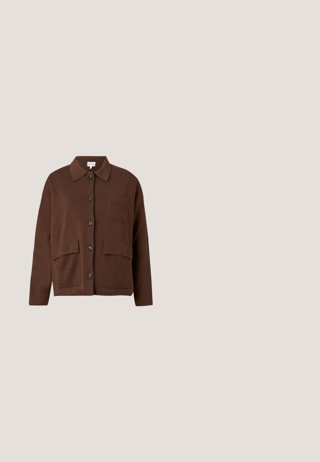 Combinaison marron à jambes larges avec fines bretelles réglables et encolure droite ajustée.; Cardigan marron à manches longues avec boutons, col et trois poches plaquées, fabriqué en tissu tricoté, présenté sur un fond uni.; Mule beige à talon compensé avec un design ajouré sur le côté, avec un bout pointu et un talon bas.; Lunettes de soleil en écaille de tortue avec une forme œil de chat, verres bordeaux et accents de logo doré sur les branches. Texture lisse et finition polie.; Sac à main tressé marron avec une poignée arrondie, fabriqué en matériau texturé. Dispose d'une fermeture éclair et d'un petit logo en accent.; Bague en corde torsadée ton or avec deux nœuds sur une monture simple, présentée sur un fond blanc uni.