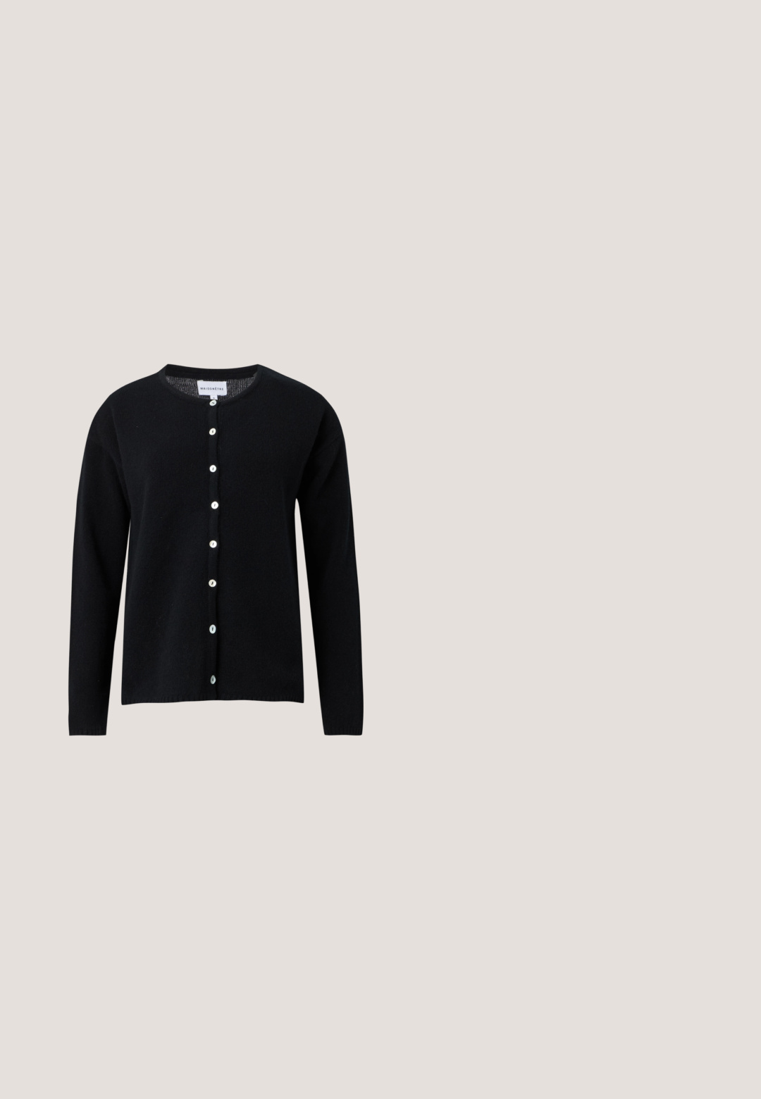 Cárdigan negro de manga larga con cuello redondo y botones blancos en la parte delantera, mostrado sobre un fondo gris claro.; Tirante negro hecho de una tela suave con un escote redondeado y tirantes anchos. Presenta una forma ajustada y un diseño limpio y sin costuras.; Pantalones vaqueros azules de mezclilla con cintura alta y pierna ancha, con bolsillos delanteros, trabillas para cinturón, botón y cierre de cremallera.; Zapato de tacón alto de ante negro con punta afilada, que cuenta con un tacón de bloque negro brillante y un forro interior suave.; Bolso pequeño de ante malva con asa superior, cierre circular plateado en la solapa frontal y correa de hombro desmontable.; Dos pendientes de plata curvados, uno más grande que el otro, ambos adornados con pequeños cristales brillantes a lo largo de un borde.