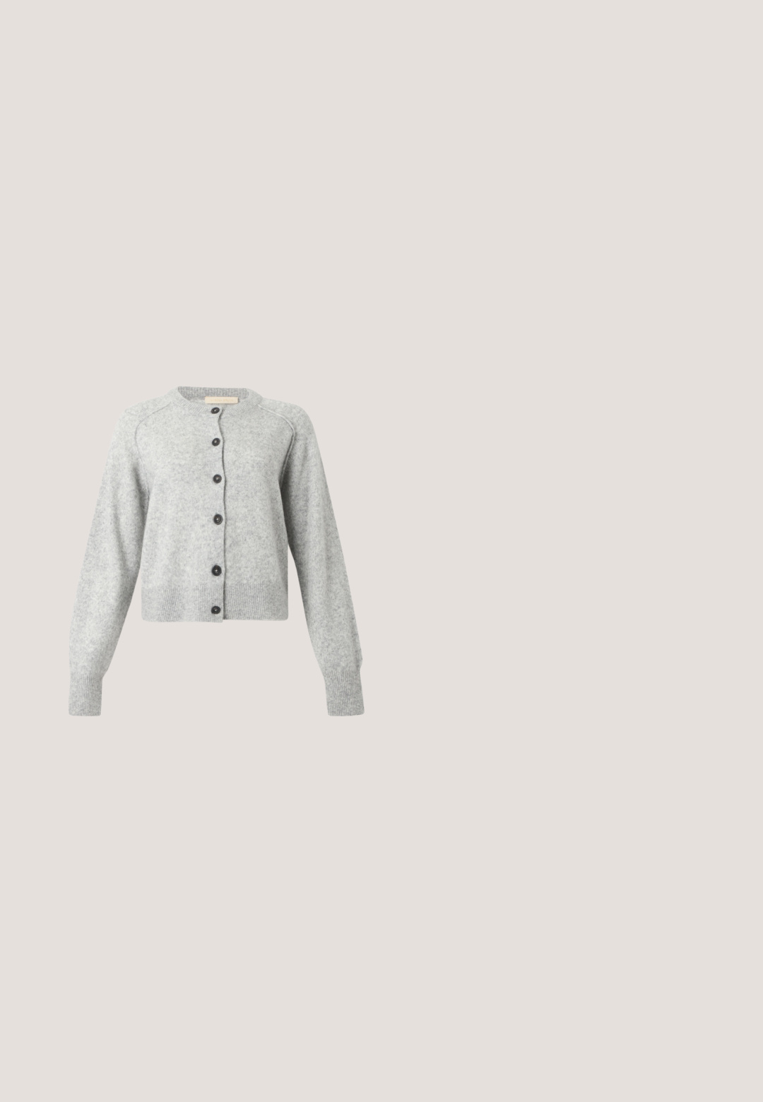 Cardigan en laine gris clair à manches longues, col rond, poignets et ourlet côtelés, avec six boutons noirs sur le devant.; T-shirt blanc à manches courtes en coton avec trois appliqués floraux texturés sur le devant, doté d'un col rond et d'une coupe décontractée.; Jeans à jambes larges en denim gris foncé, avec un effet dégradé subtil. Design classique à cinq poches avec passants de ceinture et coutures visibles.; Chaussure plate grise à bout rond, ornée de clous métalliques, avec une sangle latérale présentant un détail de boucle en argent. Texture lisse.; Petit sac à main en daim bordeaux avec une poignée courte, une boucle à l'avant, deux poches à rabat à l'avant, et des poches latérales avec boucles.; De longues boucles d'oreilles en argent ornées de cristaux clairs alternés et de perles blanches, avec un design symétrique et des détails délicats.