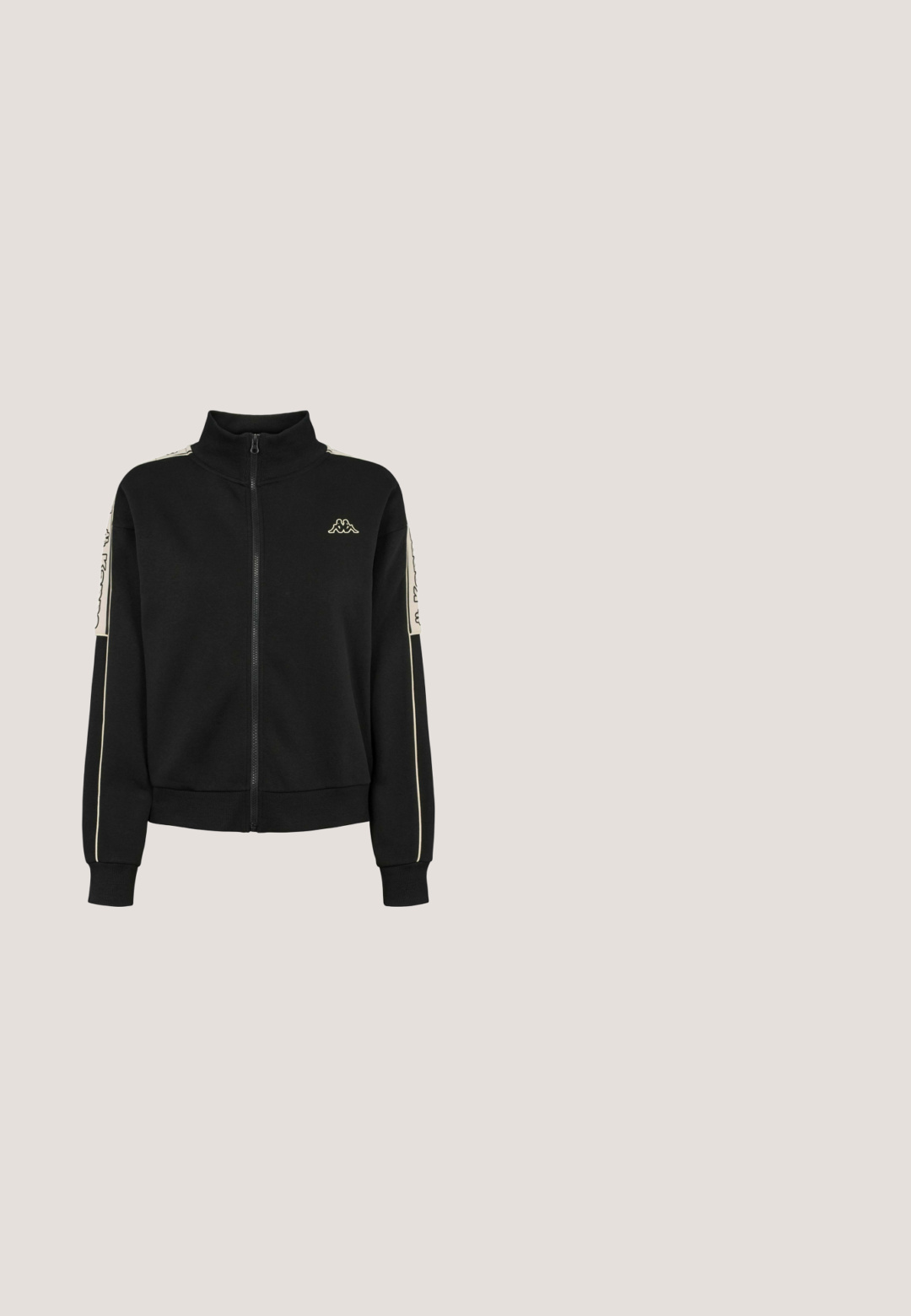 Veste noire zippée avec col haut, logo beige sur la poitrine et bandes beiges à motifs courant le long des manches.; Top court sans manches noir à côtes avec un col rond et une ourlet courbé. Présente des coutures ton sur ton et une petite étiquette intérieure.; Pantalons larges noirs avec une taille élastique, fabriqués en tissu lisse, dotés de rayures latérales et d'un design décontracté.; Basket à plateforme noire avec détails en mesh et cuir, col rembourré, laçage à l’avant et logo Buffalo sur le côté et le talon.; Sac à épaule en tissu noir avec bandoulière en cuir, arborant un motif répétitif de logo bleu "KARL" et une fermeture zippée en haut.; Collier en chaîne argentée avec divers charms colorés, dont un cadenas, des clés, un talon haut et des éléments originaux, avec un design de maillons texturés.