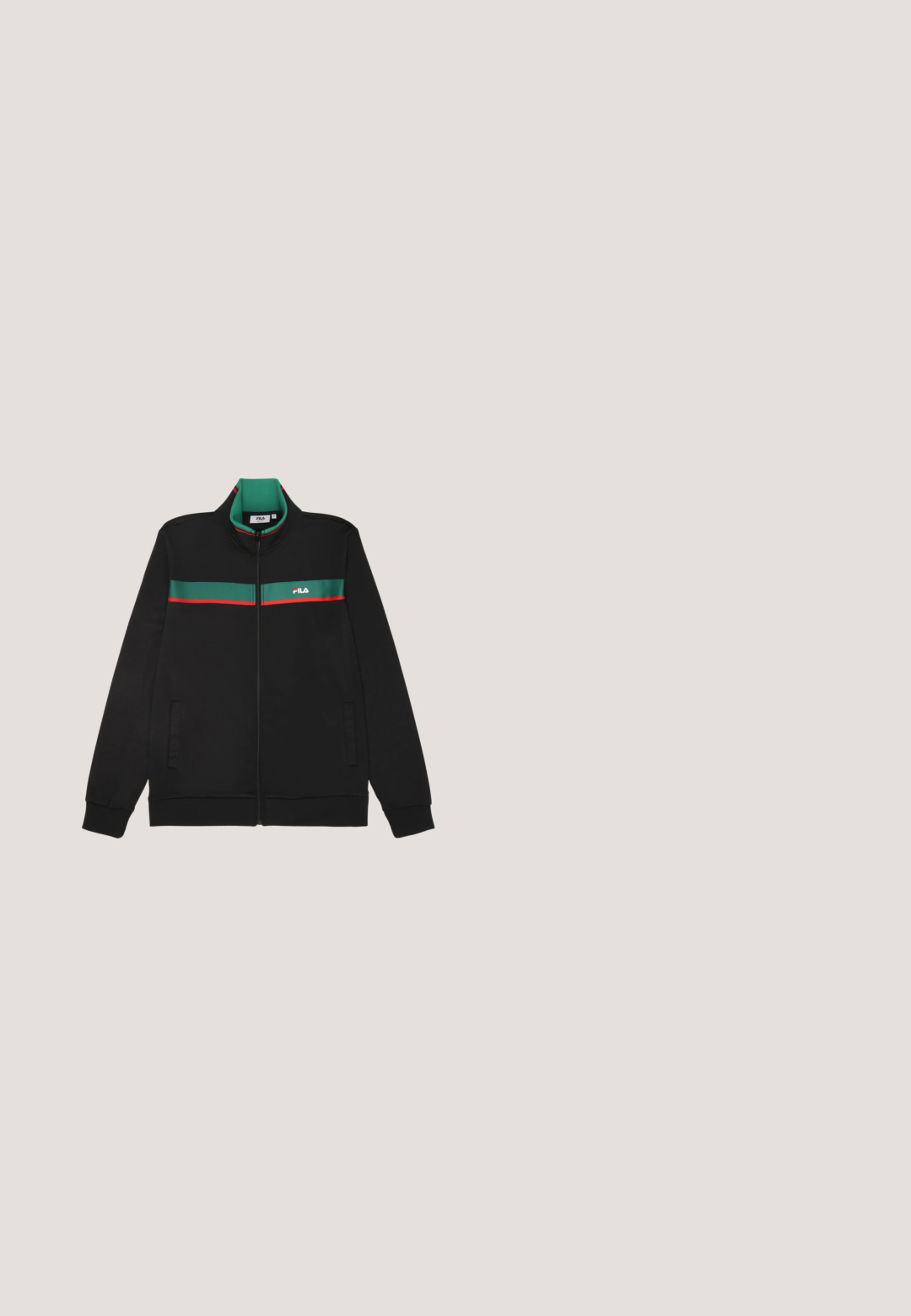 Zwarte zip-up jack met groene en rode horizontale strepen over de borst. Voorzien van een hoge kraag en zijzakken. Gemaakt van gladde stof.; Witte T-shirt met korte mouwen, groene accenten en een ronde hals. Voorzien van een logo op de borst en een contrasterende streep langs de schouders.; Zwarte sportieve broek met een rekbare tailleband. Beschikt over rode en blauwe diagonale strepen aan de buitenzijden. Glad, lichtgewicht materiaal.; Zwarte sportschoen met een bovenwerk van textuurmesh, met een groene accenten op de zool en een gebogen rubberen buitenzoolontwerp.; Donkergroene rechthoekige pouch met ritssluiting en klein geborduurd krokodillenlogo aan de rechtervoorzijde.; Armband van metalen schakels in goudkleur met een groen krokodillenlogo op één rechthoekige schakel, weergegeven op een effen lichte achtergrond.