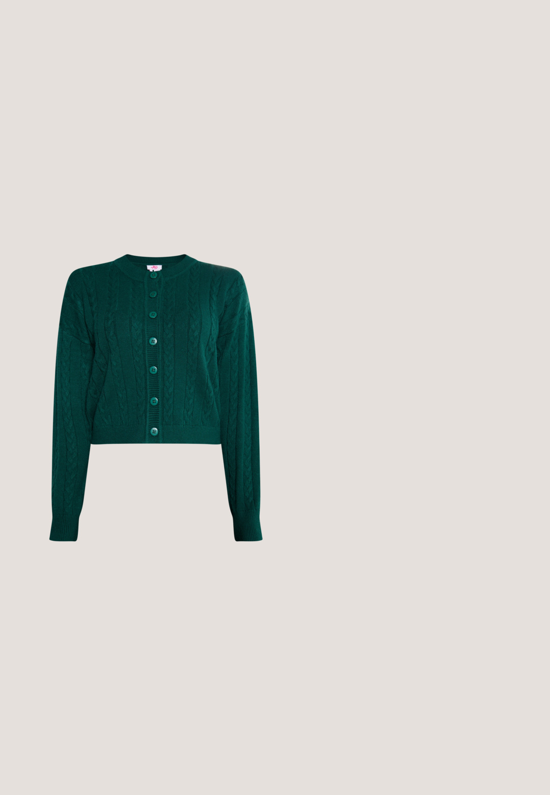 Cárdigan verde de punto con un patrón de trenzas, cuello redondo y cinco botones verde oscuro en la parte delantera; diseño corto con mangas largas.; Camisa blanca de manga larga con rayas horizontales verdes y un pequeño corazón rojo bordado en el pecho izquierdo.; Pantalones a rayas en verde y azul marino con un diseño de pierna recta y una cintura elástica. La tela tiene una textura suave y presenta un clásico patrón de cuadros.; Zapatilla baja de ante verde con rayas naranjas, cordones verdes, suela marrón texturizada y lengüeta trasera rosa con logo.; Bolso de mano de acrílico verde con forma redondeada, textura suave y un asa gruesa. Presenta un diseño sin costuras y un acabado brillante.; Pendientes de resina verde veteada con herrajes en tono dorado. Forma redonda con superficie texturizada. Cierre articulado con acentos decorativos.