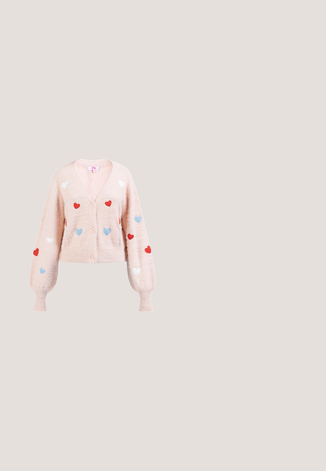 Cardigan duveteux rose clair avec manches bouffantes, boutons devant, et écussons en forme de cœur rouges, bleus et blancs dispersés sur le devant et les manches.; Chemisier blanc à manches courtes et col, avec fermeture à boutons, présentant de subtils plis verticaux et des accents texturés sur les côtés.; Jupe rose clair avec de petits motifs floraux violets, orange et jaune ainsi que des illustrations de chats malicieux dispersées sur le tissu.; Ballerines en cuir rose avec une sangle réglable, ornées d'éléments en métal argenté et d'un nœud sur le bout. Semelle plate.; Chouchou en tissu blanc avec un motif de fleurs roses et de feuilles vertes sur un fond clair.; Pochette à pièces en cuir rose en forme de cœur avec sangle de poignet et fermeture éclair dorée, marquée d’un petit texte doré "Furla".