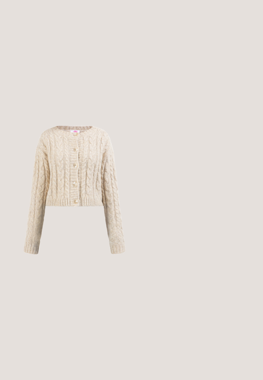 Beige gebreid vest met kabelpatronen, ronde hals, lange mouwen, geribde manchetten en vijf bijpassende knopen aan de voorkant.; Doorzichtige bloemenblouse met lange mouwen, knoopsluiting aan de voorkant en een nektie in zachte roze, groene en oranje tinten.; Bloemenjurk met een witte achtergrond en roze en groene bloemenpatronen, geplooid ontwerp en een gladde stofstructuur.; Donkerbruine leren Mary Jane-schoen met lage hak, zijriem met goudkleurige hardware en decoratieve studs, op witte achtergrond.; Vierkante sjaal met blauwe rand, crèmekleurige achtergrond en een meerkleurig patroon van kleine stippen dat een symmetrisch bloemmotief in het midden vormt.; Bruine leren schoudertas met een klep, zilveren gesp en stikwerk details. Compact rechthoekige vorm met een gestructureerd oppervlak.