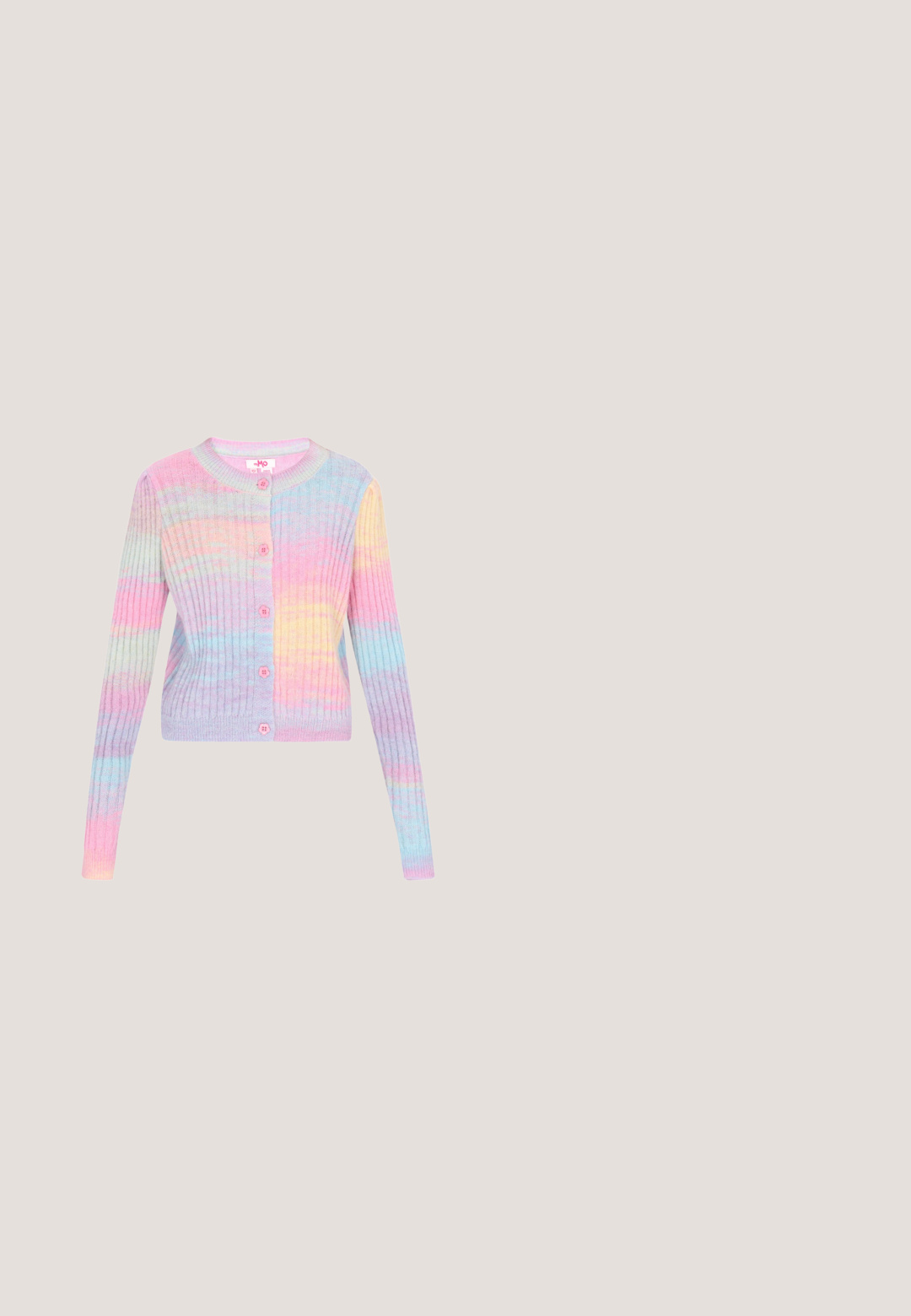 Geribbelde cardigan in pasteltinten (roze, blauw, geel) met vijf knopen en een ronde halslijn. Lange mouwen en een zachte textuur.; Rood en witte blouse met korte mouwen, versierd met bloemige kantpatronen, gegolfde randen en een hoge hals met complexe afwerking en uitsnijdingen.; Plisség midi-jurk in lichtroze, met een brede elastische tailleband en een gladde textuur. De plooien lopen van de taille tot de zoom.; Roze leren hoge hakken met een puntige neus, kant bovenlangs de opening en een brede enkelband met een metalen gesp detail.; Ronde roze leren tas met geperste tekst en hartontwerp, voorzien van een afneembare schouderband en een gladde textuur.; Witte stoffen scrunchie met roze bloemen en groene bladeren patroon op een lichte achtergrond.