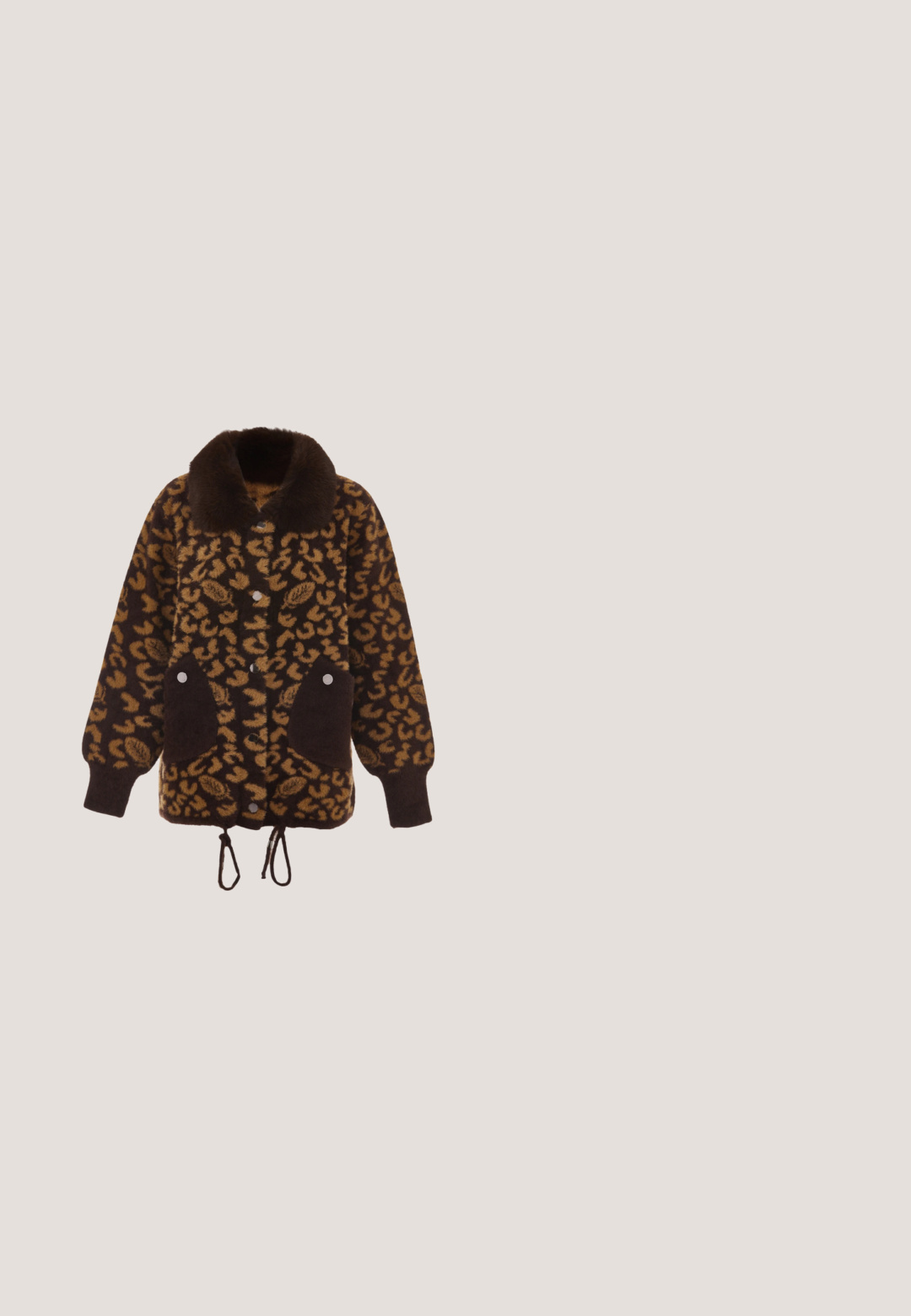 Leopardmønstret jakke i brun og tan med pelskrave, trykknapper, to store lommer og snore i kanten. Blød tekstur.; Grøn fløjls skjorte med sorte prikker, knaplukning foran og spidse kraver. Lange ærmer med knapmanchetter, tekstureret overflade.; Løvenmønster bukser lavet af letvægtsstof, med bred ben-design, elastisk talje og en beige baggrund med mørkebrune pletter.; LOLA CASADEMUNT Plateaustøvletter - leopard; Hjerteformet leopardprint håndtaske med syede øjenmotiver og små farverige lapper, med sort håndtag og guldlås.; Guld kædearmbånd med tre guldsmykket insektvedhæng og fire små runde krystalknapper, med justerbar lås og mærke.