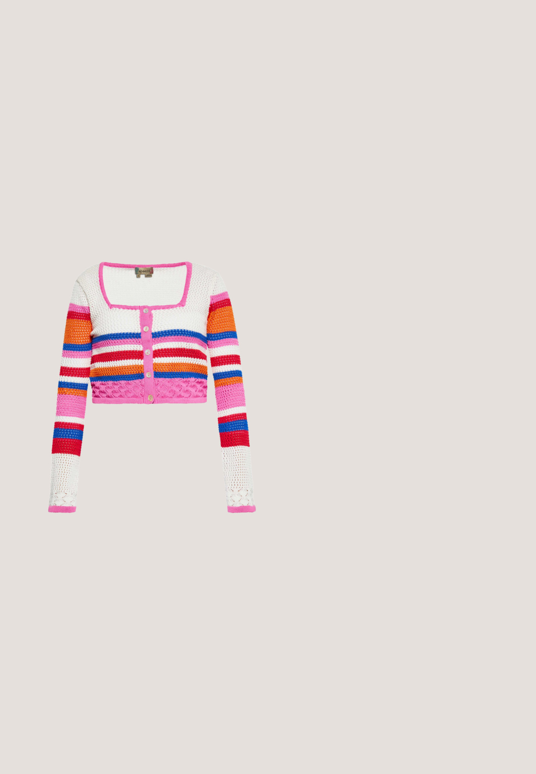 Gehaakte cropped cardigan met lange mouwen in wit, roze, rood, oranje en blauwe horizontale strepen, met knoopsluiting aan de voorkant en vierkante halslijn.; Rode off-shoulder top gemaakt van ribbelstof, met korte mouwen en een getailleerd ontwerp. Gladde textuur, effen kleur zonder patronen.; Marineblauwe, brede broek gemaakt van een soepele, lichte stof met een elastische tailleband. Heeft een gepolijste afwerking en rechte snit.; Oranje platform sandalen met een vierkante hak, een brede band over de tenen en een gespsluiting bij de enkel. Vloeiende, glanzende afwerking.; Rode handtas met geruit, gewatteerd vierkant patroon, bovenhandvat en ritssluiting, afgebeeld tegen een witte achtergrond.; Zilveren creolen met verticale hangers met de letters "HOPE" die aan elke creool hangen tegen een witte achtergrond.