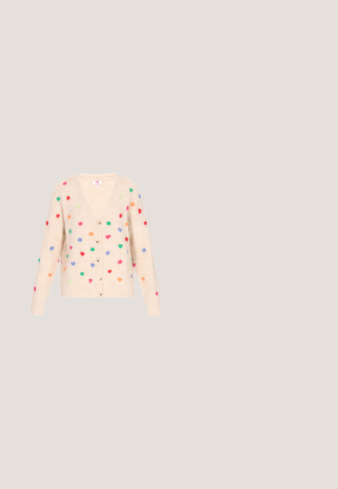 Beige Cardigan mit V-Ausschnitt, verziert mit mehrfarbigen herzförmigen Designs. Fünf Knopfverschluss, strukturierter Stoff und lange Ärmel.; Weißes kurzärmliges T-Shirt mit einem kleinen blau-weißen Kaffee-Tassen-Aufnäher, der mit Kaffeebohnen gefüllt ist, auf der linken Brust.; Weite blaue Denim-Jeans mit einem verblassten Waschung, Knopfverschluss und Fünf-Taschen-Design. Merkmale sind gerade und lockere Passform.; Weißer Plateau-Sneaker mit perforiertem Seitenpanel, Schnürung vorne und Replay-Logos an Seite und Sohle.; Weiße Handtasche mit schwarzem Besatz und goldener Verschluss, verziert mit bunten Cartoon-Patches, darunter Augen, Herz, Spiegelei und die Wörter „Nein“ und „Ja“.; Herzförmige Creolen mit goldfarbenem Ton, gestaltet wie Bambussegmente, mit polierter Oberfläche und silberfarbenen Beschlägen.