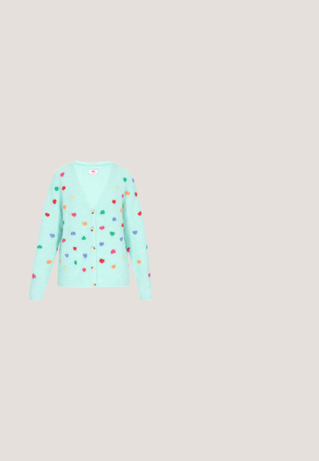 Mintgrøn cardigan lavet af blødt strikstof, med V-halsudskæring, knaplukning og farverige filt hjerteapplikationer overalt.; Blomstermønstret kjole i pastelfarvet pink og crème, med lagdelte flæser og blonder detaljer. Korte puffærmer og en rund halsudskæring.; Lyserøde læderballetsko med rund tå og en enkelt justerbar spændeoverdel henover buen. Flad gummisål. Glat tekstur.; Lyserøde strikkede handsker med fem fingre, ribkanter og en blød tekstur. Designet til varme og komfort.; Hvid perlearmbånd med flere tråde, der har forskellige størrelser af perler. Bundet med en gennemsigtig hvid båndsløjfe.; Lyserød hjerteformet lædermøntpose med håndledsrem og guldlås, mærket med lille gyldent "Furla"-tekst.