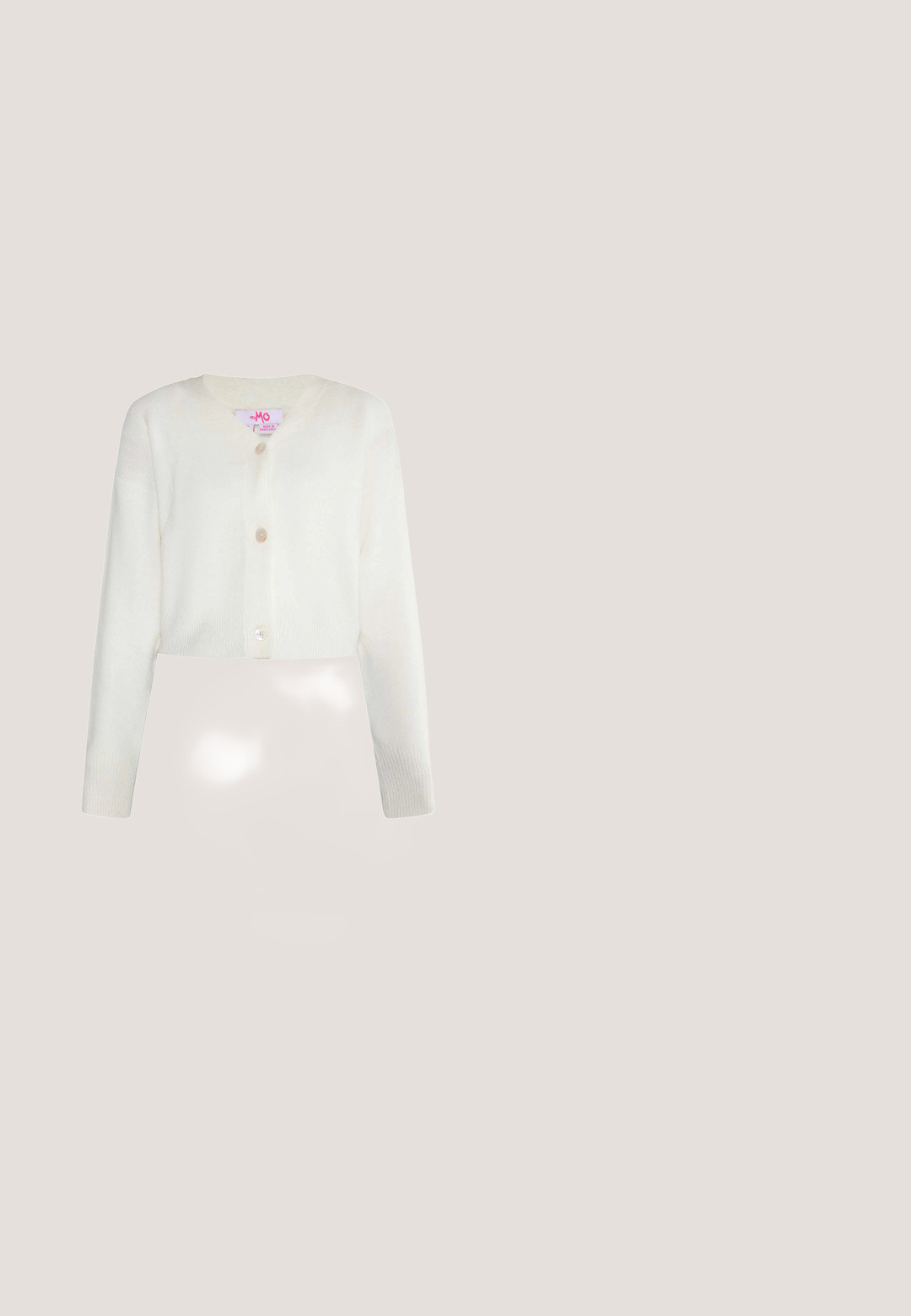 Cardigan court blanc en tricot doux, avec des manches longues, un col en V et trois boutons sur le devant.; Blouse blanche avec un grand col à volants, fermeture à boutons sur le devant et manches longues. Ornée de motifs floraux brodés et d'un ourlet festonné.; Mini-jupe plissée rose avec large ceinture double couche, boucle argentée et plusieurs œillets pour fixation et décoration.; Chaussure Mary Jane en cuir verni noir avec bout rond, bride à boucle ajustable, faible talon bloc et finition lisse et brillante.; Bracelet en perles blanches à plusieurs brins, avec des perles de tailles variées. Noué avec un délicat nœud en ruban blanc transparent.; Pochette à pièces en cuir rose en forme de cœur avec sangle de poignet et fermeture éclair dorée, marquée d’un petit texte doré "Furla".