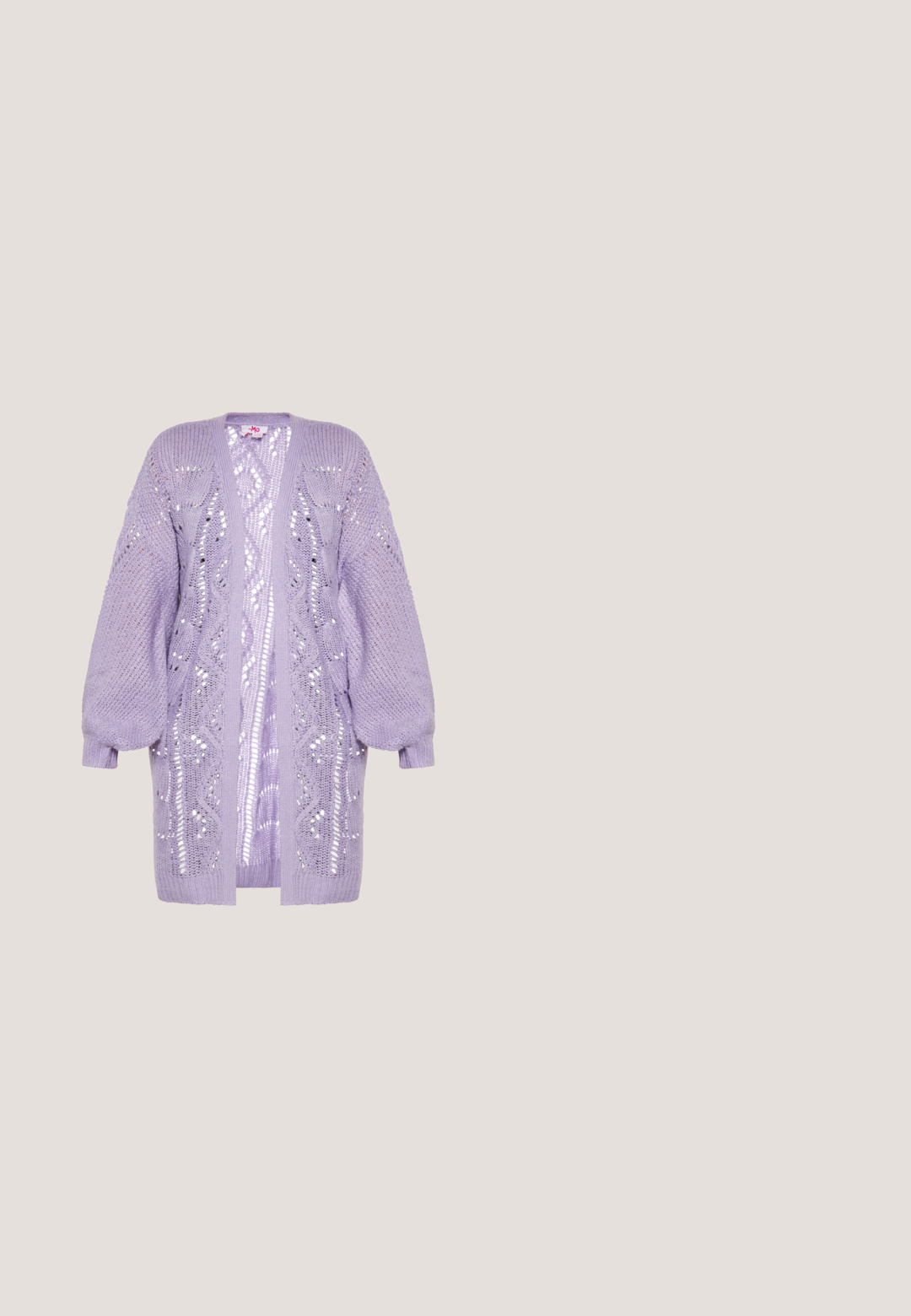 Lilla strikket cardigan med åben front, oversized ærmer og indviklede blonder. Fremstillet af tekstureret garn, med detaljeret strik.; Lyseblå bluse med V-hals og rynket frontdetalje. Lange ærmer har elastiske manchetter, og stoffet ser glat og letvægtigt ud.; Plisseret lilla nederdel med elastisk talje, lavet af glat stof, med vertikale folder og en kort længde.; Lyserød læder flatsko med rundet tå, dekorativ rem og stor guldbeklædt spænde, lav hæl og trækkestrop ved hælkanten.; Hvid stof scrunchie med pink blomster og grønne blade mønster på en lys baggrund.; Lyserød hjerteformet lædermøntpose med håndledsrem og guldlås, mærket med lille gyldent "Furla"-tekst.