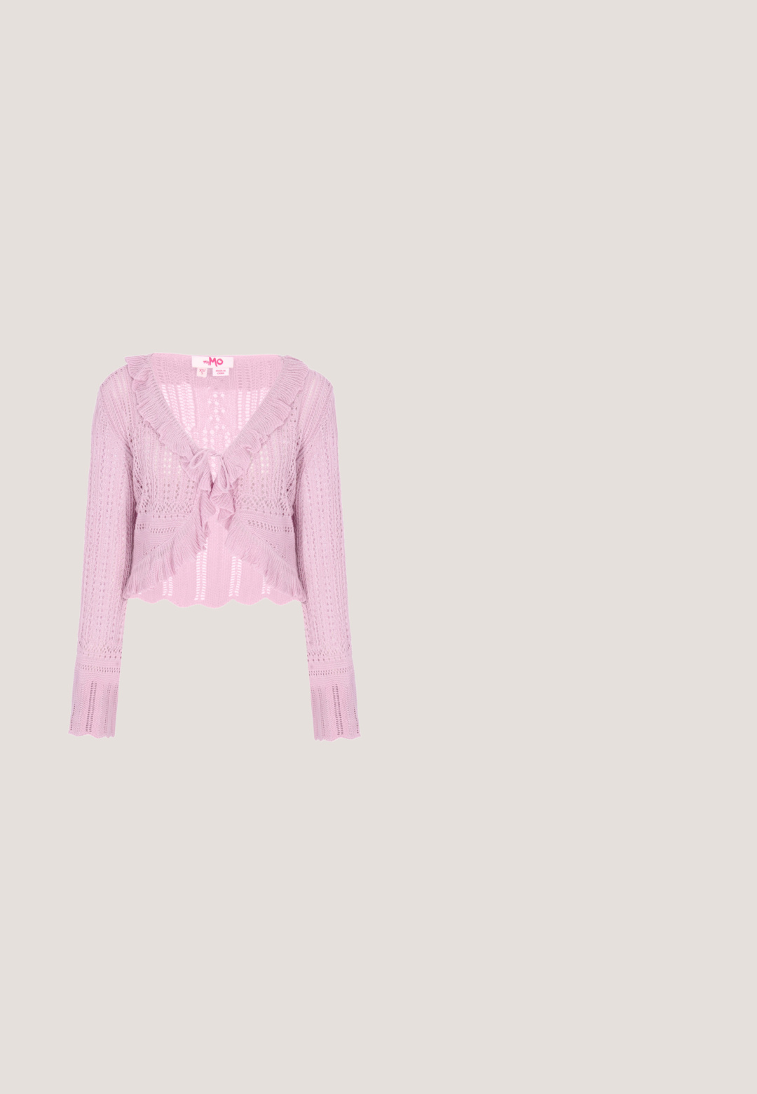 Gehäkelte rosa Strickjacke mit Rüschenkanten, V-Ausschnitt und langen Ärmeln. Verfügt über eine offene Strickstruktur und einen kurzen Saum. Vorne zum Binden.; Blumenkleid aus weichem Stoff, mit pinkem Hintergrund, Rüschensäumen, V-Ausschnitt und einem Bindeband in der Taille. Blumenmuster über das gesamte Kleid.; Rosa High Heels mit Plattform, abgerundetem Zehenbereich, Knöchelriemen und Blockabsatz. Glattes Material mit feiner Textur und goldener Schnallen-Detail.; Hellrosa Umschlag-Clutch-Tasche mit goldener Kettenriemen und einem kleinen goldenen Verschluss in Form von zwei Vögeln auf einem Ring.; Rosa gestrickte Handschuhe mit fünf Fingern, gerippten Bündchen und einer weichen Textur. Entworfen für Wärme und Komfort.; Rosa, glänzendes Haaraccessoire in Form einer großen Schleife, mit glatter Textur und einem dünnen Riemen zum Befestigen.