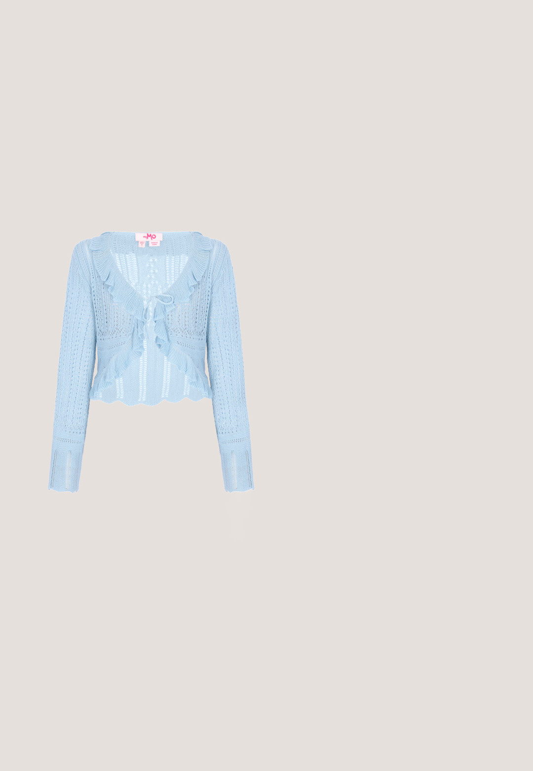 Lyseblå strikket cardigan med lange ærmer, rynket halsudskæring og bølget kant. Har bindelukning foran og åbent strikkemønster.; Blomsterkjole i lyseblå og hvid, korte puffærmer, bindebånd foran, sammenpresset talje og svajet nederdel, lavet i et blødt, tekstureret stof.; Pink flad sko med krokodillemønster, rundet tå, sløjfedetalje foran og en lille hæl. Glat indvendig foring.; Rund lyserød håndtaske med hvidt og lyserødt hundefjæs med glitrende sløjfe og hjerteformede briller, et topgreb og en sidekvast lynlås træk.; Lyseblåt polkaprikstofkrave med flæser og en bundet sløjfe foran, designet som et dekorativt halsaccessory.; Hvid elastisk pandebånd med en blød stofblomst dekoration centreret på en ensfarvet lys baggrund.