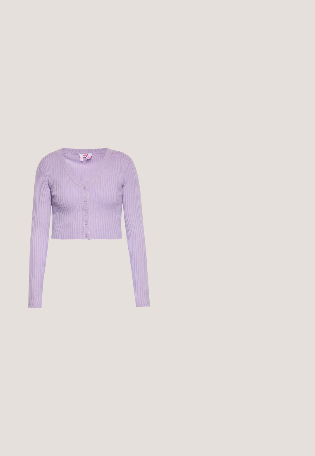 Cardigan court en maille côtelée lilas avec manches longues, col en V et cinq boutons sur le devant.; Blouse blanche avec broderie florale, présentant un col rond, une fermeture à nouer et des détails à boutons. Tissu en coton doux avec des accents texturés.; Even&Odd by Zalando Minijupe - lilac; Chaussure Mary Jane en cuir verni noir avec bout rond, bride à boucle ajustable, faible talon bloc et finition lisse et brillante.; Petit sac à main en cuir lilas avec poignées arrondies, détails de fermoirs argentés et étiquette en forme de cœur attachée avec le logo « mr MO ».; Nœud en tissu blanc avec un centre rosette noir décoré de petites perles argentées sur un fond blanc uni.
