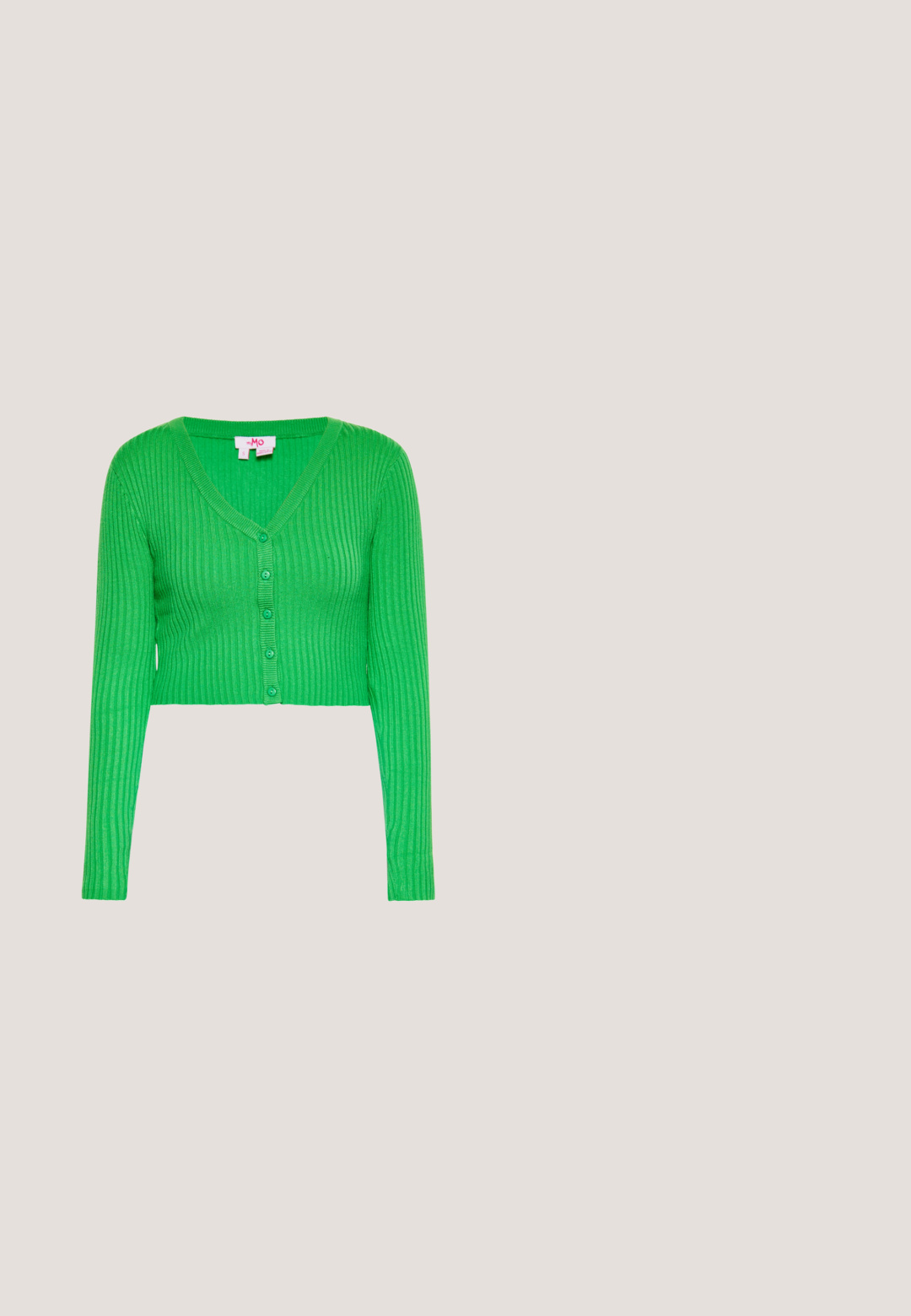 Grøn ribstrikket cropped cardigan med V-udskæring og fem knapper foran, lange ærmer og en lille hvid størrelsesetiket inde i kraven.; Lysebeige cropped top i glat stof; har lange, puffede ærmer, ét sammentrukket bryst med bindefront og smockdetalje ved taljen.; Lys cremefarvet midi nederdel med lyserødt og gult blomsterprint, knapper foran og et lille frontslids.; Lyseblå og hvide T-strap damesko med guldprikker, guldspænde og middelhøj træsål, set fra siden.; Taske med blomster-mønster lavet af hvidt syntetisk materiale, med to håndtag og en aftagelig skulderrem. Kompakt rektangulær form.; Hvid perlekæde med jævnt store perler, glat tekstur og en sølvlås med en justerbar kæde til tilpasning af længden.