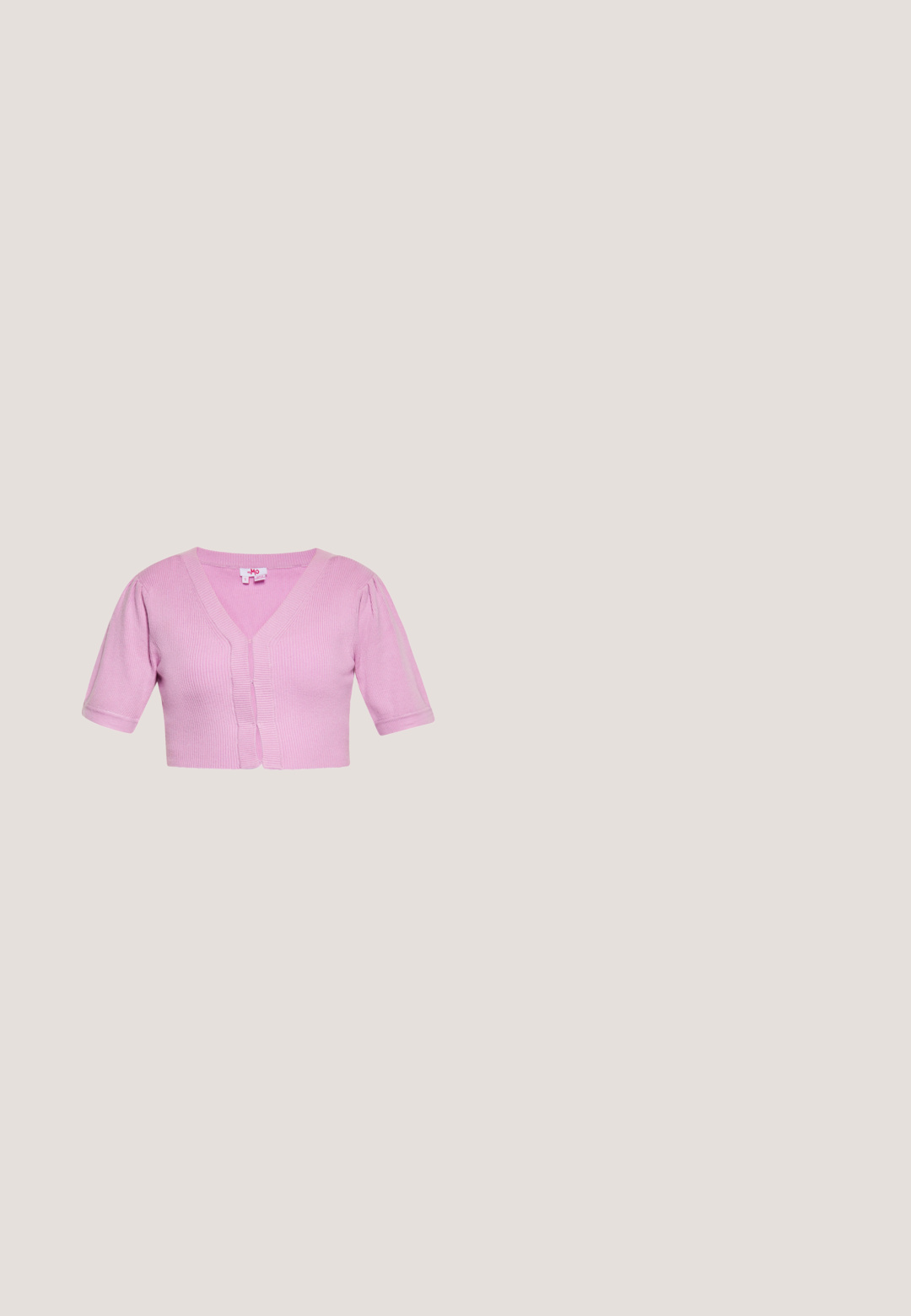 Cardigan court rose clair à manches courtes avec col en V et texture côtelée, présenté sur fond blanc.; Blouse blanche à manches longues avec col brodé festonné large et fermeture à boutons sur le devant, présentée sur un fond uni.; Jupe à volants en tissu crème clair avec des pois rouges. Elle présente trois couches de volants au bas et une taille élastique.; Chaussures compensées arc-en-ciel scintillantes avec une bride en T, ornées d'une boucle en forme d'étoile et d'étoiles multicolores rivetées sur une base noire.; Petit sac à main rose en forme de visage de chien avec découpe en forme de cœur sur le nez et bandoulière rouge amovible.; Trois accessoires capillaires en tissu : bleu clair avec des motifs floraux, beige doux avec des fleurs et rose avec des motifs floraux, chacun avec des queues en ruban.
