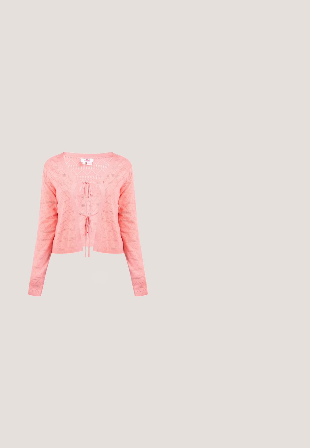 Lichtroze gebreid vest met lange mouwen, open voorkant en twee strikjes aan de voorkant, met een geometrisch kanten patroon.; Lichtroze blouse met ruches aan de mouwen en een V-hals. Het heeft een knoopsluiting aan de voorkant en een fitted lijfje dat uitloopt in een peplumstijl.; Witte mini-jurk met een gestructureerd oppervlak en verhoogde bloemmotieven die op rozen lijken, gemaakt van lichtgewicht stof.; Roze lakleren plateau schoenen met een ronde neus, verstelbare gesp en zwarte cat eye accenten, gecombineerd met witte ribbelkousen en gerimpelde randen.; Roze plastic haarclip in de vorm van een bloem met afgeronde bloembladen en een groene sluiting tegen een witte achtergrond.; Roze leren muntportemonnee in hartvorm met polsbandje en gouden rits, gebrandmerkt met kleine gouden tekst "Furla".