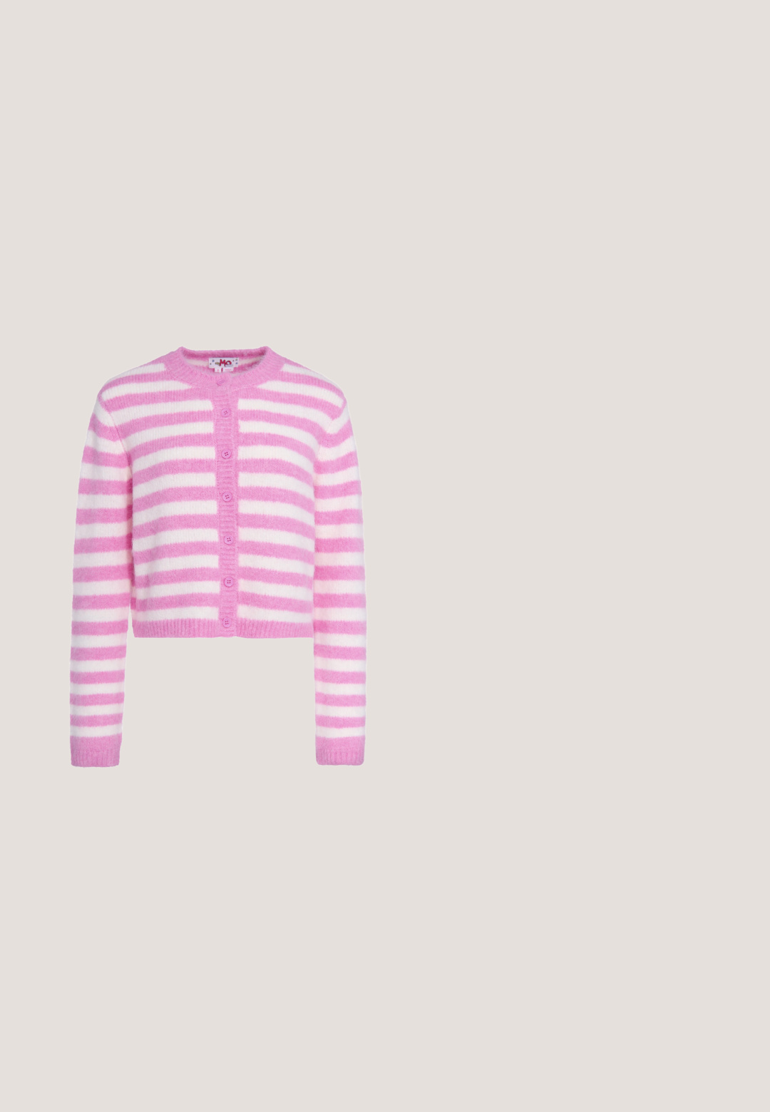 Zachte roze en witte horizontaal gestreepte cardigan met lange mouwen en roze knopen aan de voorkant.; Witte kanten blouse met korte, gerimpelde mouwen, hoge halslijn en gelaagde franje-details. Geweven bloemmotief over de gehele blouse.; Plisség midi-jurk in lichtroze, met een brede elastische tailleband en een gladde textuur. De plooien lopen van de taille tot de zoom.; Roze gepatineerde leren hakken met een ronde neus, drie bandjes en kersenversieringen. Heldere blokhak met florale accenten. Witte geribbelde sokken.; Hartvormige roze handtas met groene blaadjes bovenop en verschillende kleurrijke cartoonpatches, waaronder ogen, een lieveheersbeestje en emoji's.; Drie stoffen haaraccessoires: lichtblauw met bloemmotieven, zachtbeige met bloemen, en roze met bloemontwerpen, elk met lintstaarten.