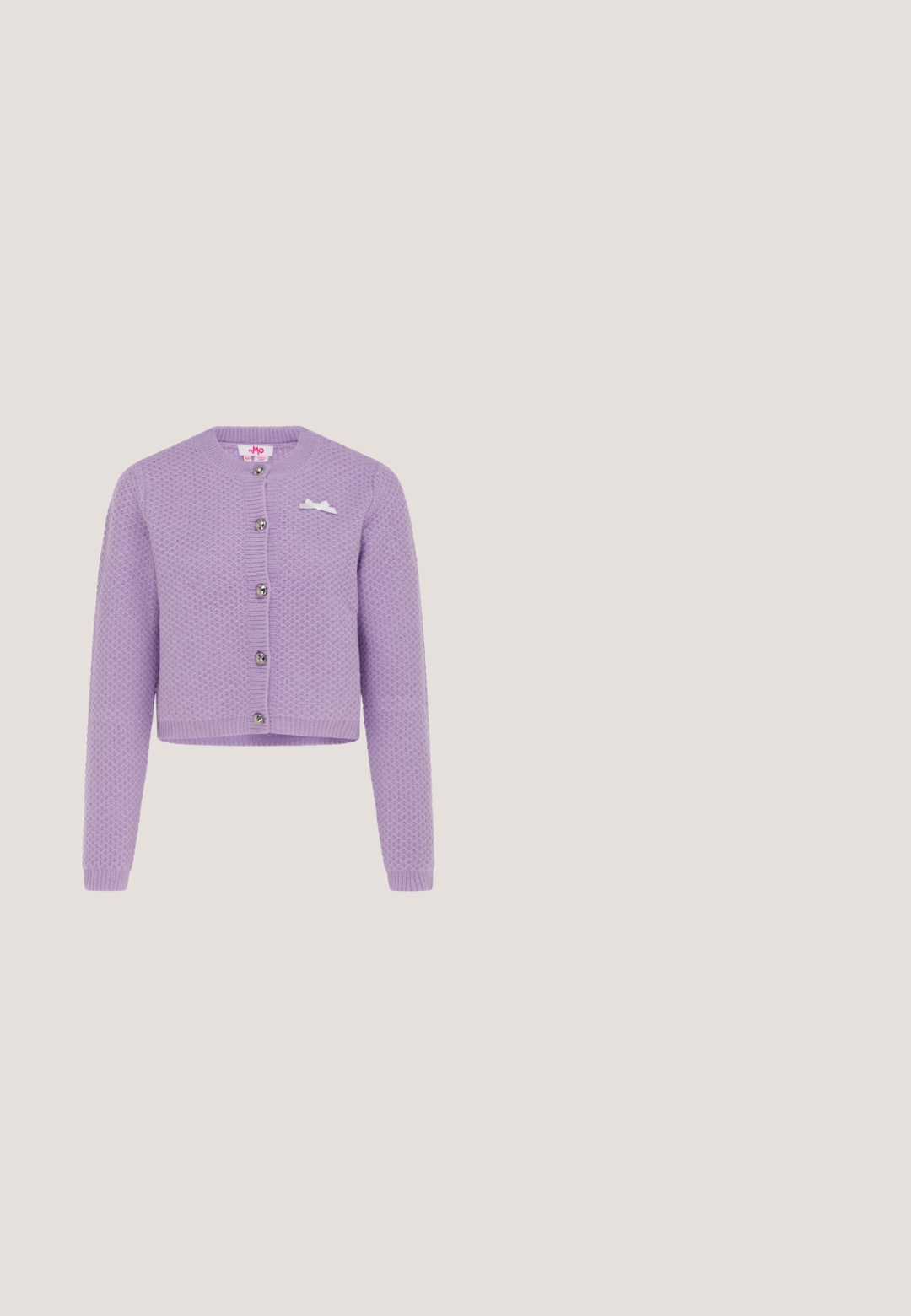 Lilla strikket cropped cardigan med lange ærmer, rund halsudskæring, knapper foran og en lille hvid sløjfe-detalje på brystet.; Himmelblå maxi-kjole med lagdelte flæser, justerbare bindebånd og en svævende silhuet. Lavet af letvægtsstof med en blød struktur.; Pink platform højhælet sko med tyk blokhæl, ankelbånd bundet i sløjfe og en sål med mønster.; Lyserøde strikkede handsker med fem fingre, ribkanter og en blød tekstur. Designet til varme og komfort.; Tre stofhårtilbehør: lyseblå med blomsterprint, blød beige med blomster og pink med blomsterdesign, hver med båndhaler.; Lyserød hjerteformet lædermøntpose med håndledsrem og guldlås, mærket med lille gyldent "Furla"-tekst.