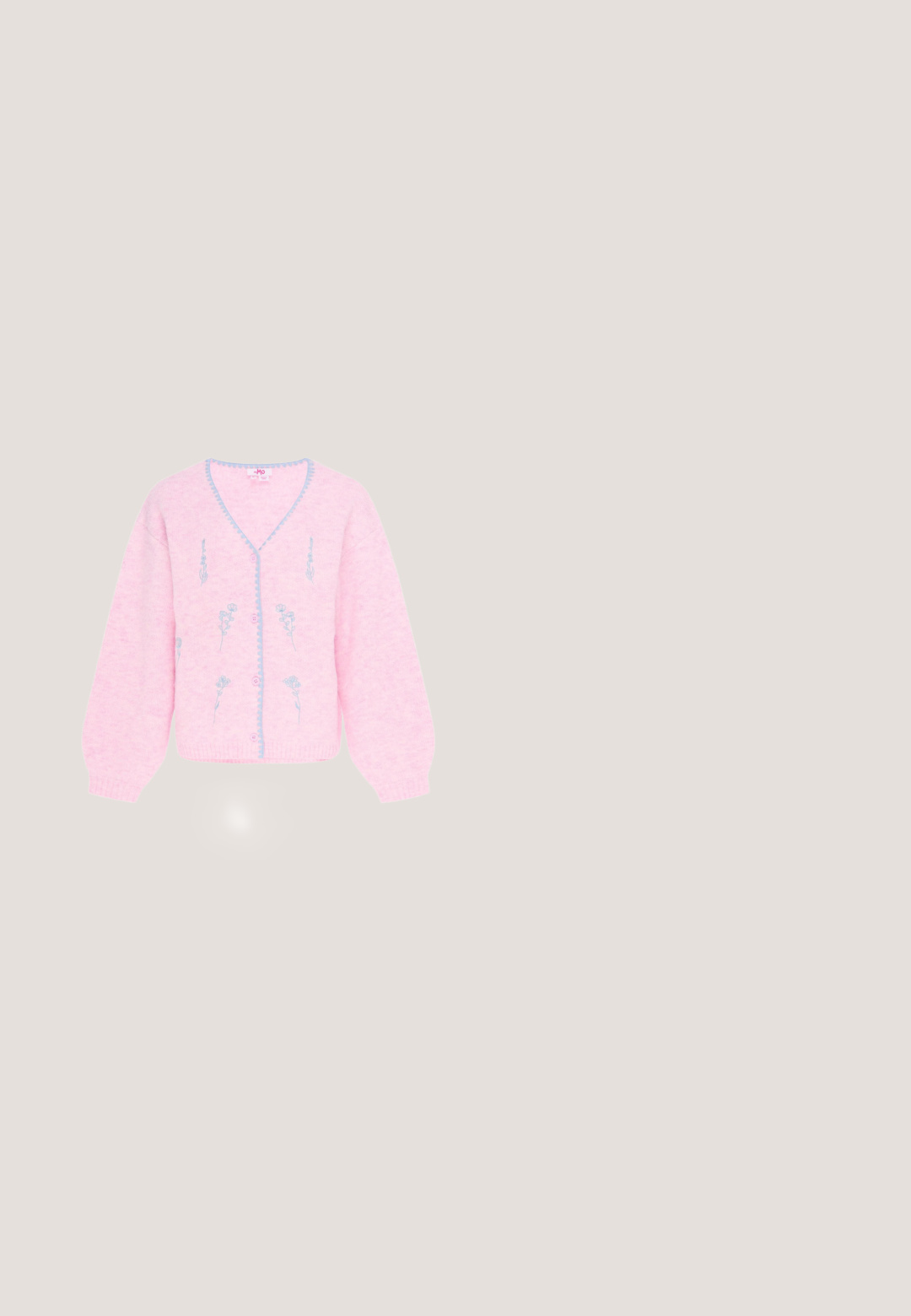 Cardigan rose en maille avec manches longues, broderies florales bleues, bordure bleue le long de la ligne de boutons et cinq boutons roses sur le devant.; Haut sans manches à rayures roses et blanches avec un ourlet en peplum, présentant trois nœuds sur le devant et un col rond. Tissu léger.; Jupe de bain blanche à volants avec plusieurs couches, dotée d'une taille à cordon pour un ajustement. Tissu doux avec une texture lisse.; Des chaussures Mary Jane en velours rose avec des semelles plates blanches, ornées d'appliqués floraux et de détails en dentelle autour de l'ouverture et de la bride à la cheville.; Sac à main rose en forme de cœur avec des feuilles vertes sur le dessus et divers patchs colorés de dessins animés, comprenant des yeux, une coccinelle et des emojis.; Chouchou en tissu blanc avec un motif de fleurs roses et de feuilles vertes sur un fond clair.