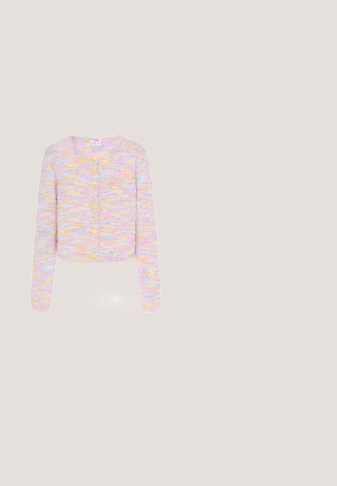 Blød, pelsagtig strikket cardigan i pastel pink, gul, blå og lilla med lange ærmer og gule knapper foran.; Lyserød bluse med flæser ved ærmerne og en sammensat halsudskæring. Fremstillet af letvægtsstof, har den elastiske manchetter og en afslappet pasform.; Plisseret midi-skirt i lyserød, med en bred elastisk talje og en glat tekstur. Plisseringerne strækker sig fra taljen til kanten.; Lyseblå Mary Jane-sko med justerbar rem og rundet tå, vist fra siden mod en ensfarvet baggrund.; Lyserød pom-pom tekstureret håndtaske med et flet håndtag og en tynd rem. Rund form, blød overflade, kompakt design.; Lyserød, blank hårtilbehør formet som en stor sløjfe, med en glat overflade og et tyndt bånd til at sikre den på plads.