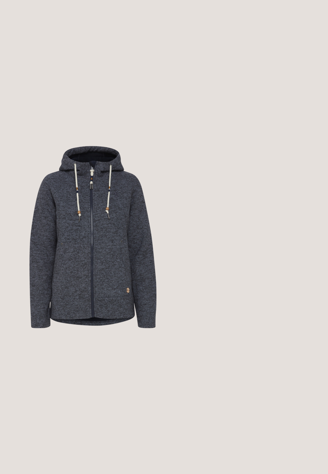 Kapuzenshirt aus dunkelgrauem strukturiertem Stoff, mit einem Reißverschluss vorne, weißen Kordeln mit Holzakzenten und Seitentaschen.; Kragenloses T-Shirt aus Baumwolle in Marineblau mit kurzen Ärmeln. Es verfügt über einen U-Boot-Ausschnitt und einen lockeren Schnitt mit seitlichen Schlitzen für mehr Bewegungsfreiheit.; Marineblau, knöchellange Jogginghosen aus weichem, dehnbarem Stoff. Sie verfügen über einen elastischen Bund mit Kordelzug und seitlichen Taschen.; Marineblaue Sportschuhe aus Wildleder und Mesh-Materialien, mit einem auffälligen silbernen Logo, strukturiertem Obermaterial und einer weißen Zwischensohle.; Navy-blau gesteppte Einkaufstasche mit zwei stabilen, runden Griffen und rechteckiger Form. Verfügt über ein kleines schwarzes Etikett mit dem Text "STUDIO BERLIN".; Goldene Creolen mit glatter, polierter Oberfläche. Sie zeichnen sich durch ein einfaches Design aus und haben eine ungefähr mittlere Größe. Akzente in Silberfarbe.
