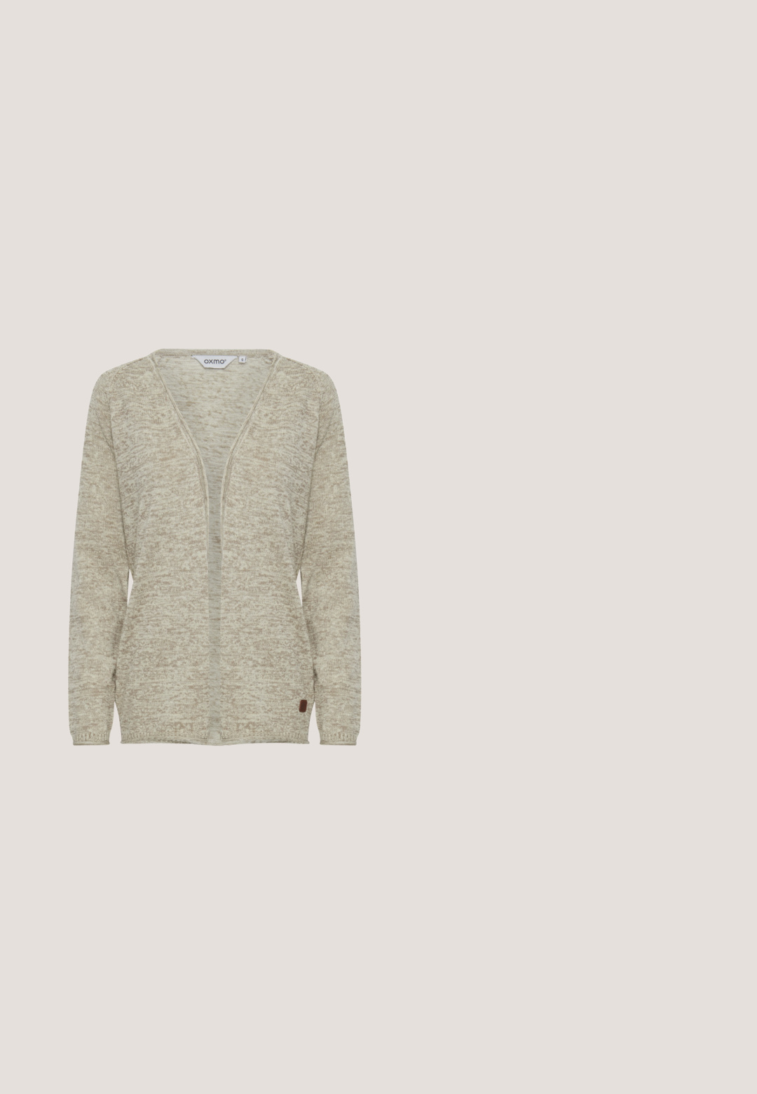 Lichtbeige gebreide cardigan met een V-hals en open voorkant. Heeft lange mouwen, ribgebreide boorden en een klein merklabel aan de onderrand.; Witte T-shirt met korte mouwen en ronde hals, gemaakt van zachte, lichte stof en met een comfortabele pasvorm. Geen opvallende patronen of accenten.; Beige broek van een gladde stof, met verticale witte streepjes, een hoge taille en een taps toelopend ontwerp. Geen zichtbare zakken.; Beige mesh sneaker met dikke witte zool, veters aan de voorkant, trek-lussen op de tong en hiel, en subtiele merkdetails op de hiel.; Halvemaanvormige schoudertas van beige stof met donkerbruine verstelbare riem en een eraan bevestigde bruine leren beurs met rits.; Oorbellen in goudkleur met een glad en gebogen ontwerp. Glanzend, reflecterend oppervlak en een sluiting met een achtersteekpen. Ronde en sculpturale vormen.