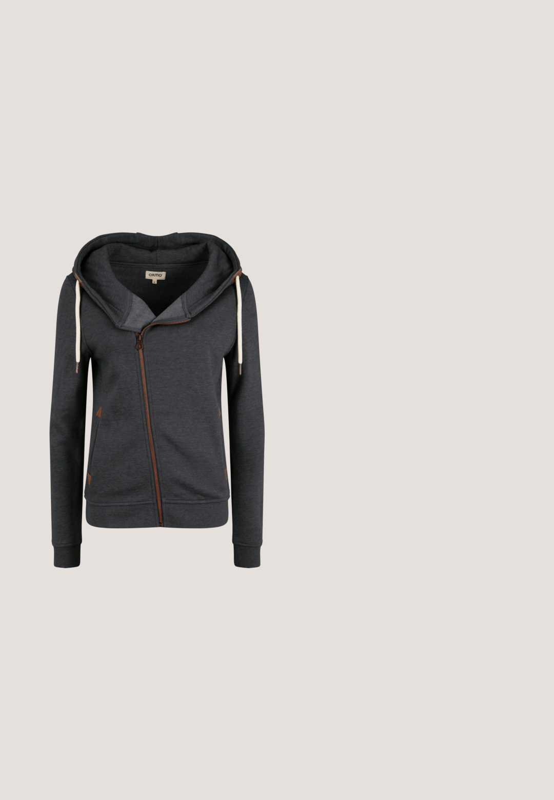 Donkergrijze zip-up hoodie met een grote capuchon, contrasterende bruine ritssluiting en tan driehoekige accenten op de zakken. Zachte textuur, casual ontwerp.; Lichtroze katoenen t-shirt met vet rood tekst die "ZELF LIEFDE" zegt, met een klein hartje eronder. Korte mouwen, ronde halslijn.; Denim tuinbroek met verstelbare schouderbanden, V-vormige bies, voorzak en zijzakken. Heeft een klassieke blauwe kleur en contrasterende stiksels.; Lichte sneaker met een beige en roze kleurenschema. Heeft een gebreide bovenkant met textuur, suède accenten en een dikke rubberen zool.; Roze crossbody tas van stof met verstelbare riem, voorzien van een kleurrijk patroon van beren, bloemen en bomen, ritssluiting en klein voorlabel.; Driekleurige gedraaide metalen ketting gecombineerd met bijpassende kleine driekleurige oorringen met een gladde, gepolijste afwerking.
