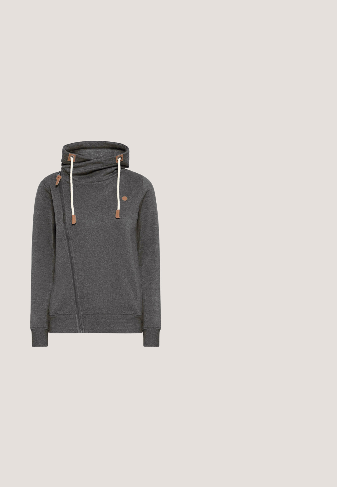 Grauer Hoodie mit Cowl-Neck, diagonalem Reißverschluss, strukturiertem Stoff und sandfarbenen Akzenten an den Kordeln und dem Markenlogo.; Grüne gesteppte Weste mit Kapuze, die eine knöpfbare Vorderseite, Kordelzug-Akzente und diagonale Rautenmuster im gesamten Stoff aufweist.; Langarmhemd mit wechselnden breiten olivgrünen und cremefarbenen Streifen, runder Ausschnitt und weichem Baumwollstoff. Minimale Markenkennzeichnung am Saum.; Cargo-Hosen aus dunkelgrauem Baumwollstoff mit geradem Schnitt. Mit zwei Seitentaschen und einem Knopfverschluss. Robuster Stoff mit leichter Struktur.; Grüne Wildleder- und schwarze Netzsneaker mit strukturierten Akzenten, runder Sohle und elastischem Schnürsystem für eine einfache Anpassung.; Olivgrüne Umhängetasche mit verstellbarem Riemen, Reißverschluss und dekorativen Nähten auf der Vorderseite, vor weißem Hintergrund.