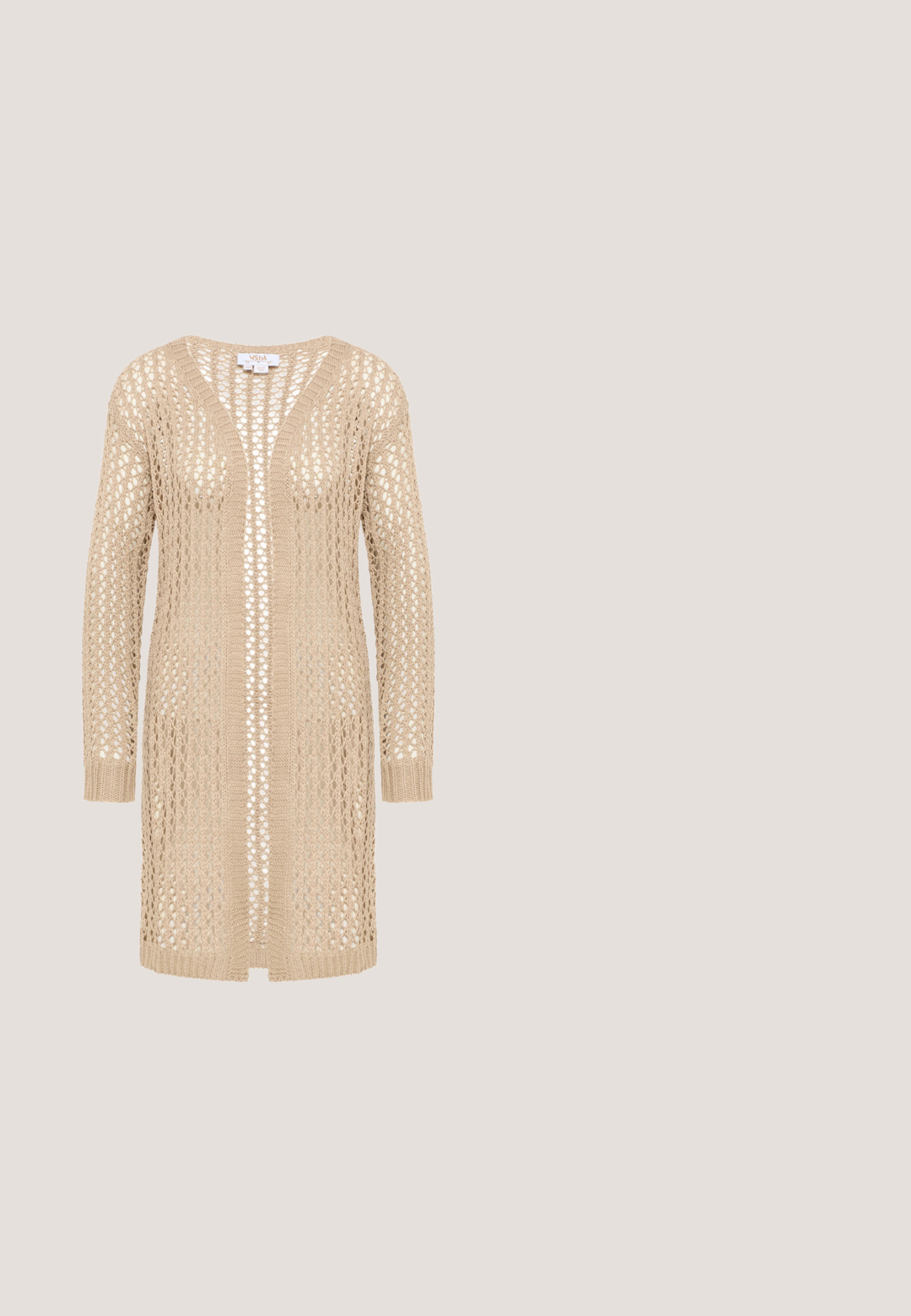 Beige gebreide cardigan met een los, open weefpatroon, voorzien van een V-hals, lange mouwen en een rechte snit. Geen sluitingen; lichtgewicht ontwerp.; Witte blouse met ajourborduurwerk, pofmouwen, geschulpte zoom en drie voorstrikjes.; Bruine midi-rok met elastische tailleband en zijopeningen, gemaakt van lichtgewicht stof.; Suède bruine enkellaars met een gebogen bovenkant, spitse neus en lage houten hak; heeft subtiele gegraveerde details aan de zijkant.; Bruine suède schoudertas met lange franjes en verstelbare banden, ritssluiting langs de bovenrand.; Gevlochten leren riem in tan met een goudkleurige metalen gesp, met een gestructureerd ontwerp en ronde vorm.