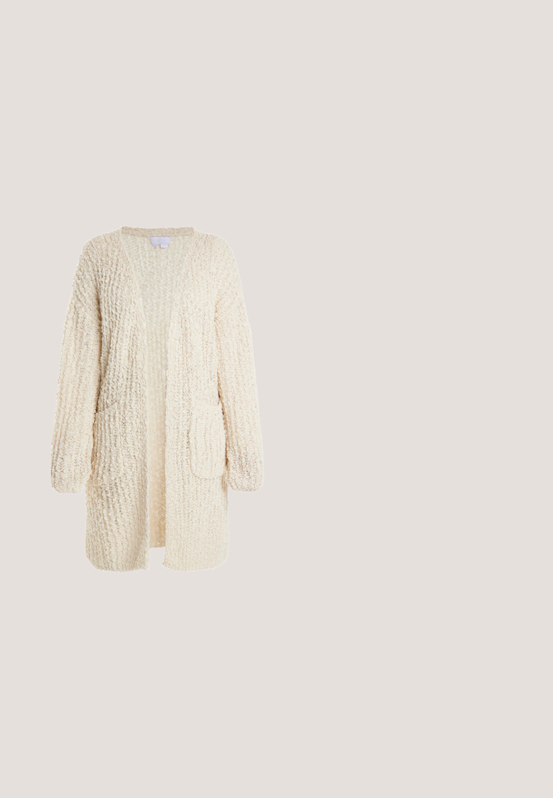 Strickjacke aus strukturiertem Material mit offenem Vorderteil, langen Ärmeln und zwei Vorderköpfen. Hergestellt aus einem gestrickten Material mit einem weichen, flauschigen Aussehen.; Weiße Bluse aus leichtem, strukturiertem Stoff. Verfügt über einen runden Ausschnitt, elastische lange Ärmel und farbenfrohe gestickte Akzente an den Schultern.; Langer brauner Stufenrock mit elastischem Bund und dekorativen horizontalen Steppnähten auf weißem Hintergrund.; Braune Wildleder-Stiefeletten mit spitzer Zehe, seitlichem Reißverschluss und klobigem Absatz. Sie verfügen über eine glatte Textur und minimale Nähdetails.; Maje MINI - Umhängetasche - camel; Goldfarbene, geschichtete Halskette mit zwei Ketten. Eine Kette ist schlicht, während die zweite fünf Scheibenanhänger und einen zentralen Sonnenstrahlen-Anhänger hat.