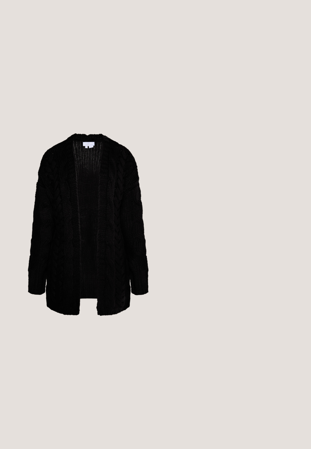 Zwarte gebreide cardigan met een dik kabelpatroon, open voorkant, lange mouwen en een textuurafwerking. Zacht, chunky breimateriaal.; Grijze geribbelde tanktop met kanten rand bij de halslijn. De stof is zacht met een aansluitende pasvorm, heeft een lichte rek en gegolfde randen.; Zwarte high-waisted skinny jeans van stretchdenim, met een knoopsluiting aan de voorkant, een vijf-pocket ontwerp en een slim-fit silhouet.; Zwarte leren enkelboot met een ronde neus, vetersluiting aan de voorkant en een lage blokhak. Glad leer met stikseldetails en een omgeslagen kraag.; Zwarte leren schoudertas met een gevlochten klep, een kwastaccent en decoratieve stiksels. Voorzien van een verstelbare schouderriem voor veelzijdigheid.; Gouden halsketting met een V-vormig ontwerp, voorzien van langwerpige strengen die naar beneden taps toelopen en een delicate sluiting met een verstelbare schakelketting.