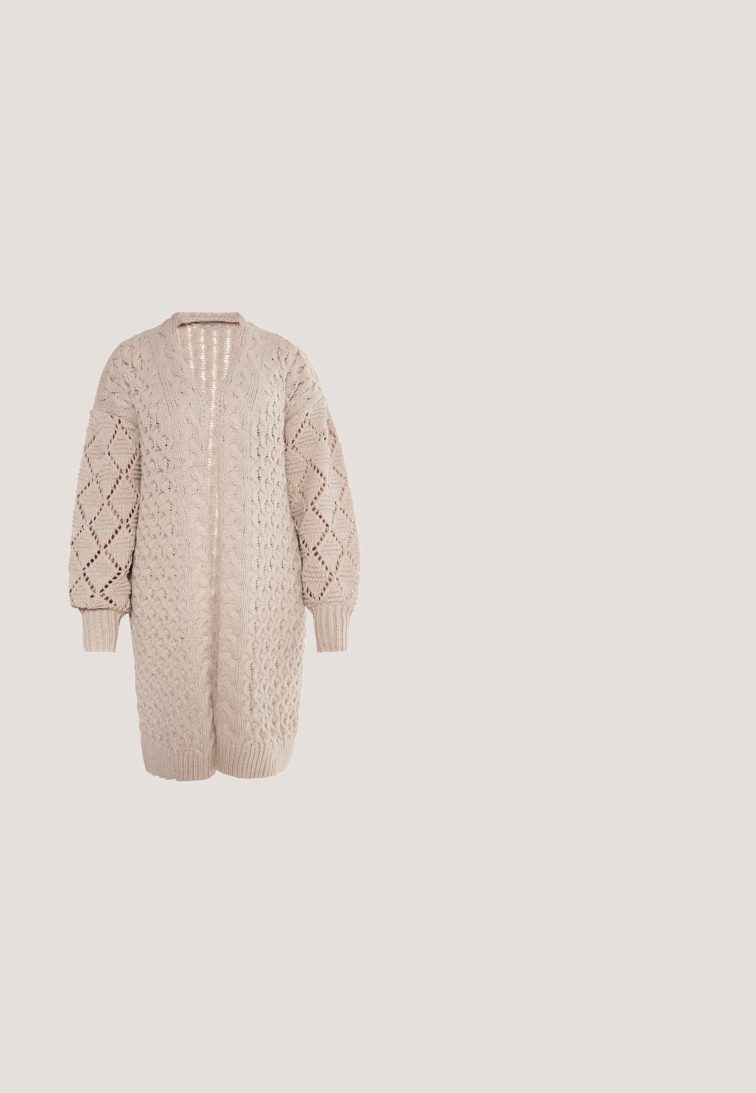 Beige übergroßer Kabelstrick-Cardigan mit tiefem V-Ausschnitt, langen Ärmeln und strukturierten Rautenmuster. Offenes Frontdesign.; Maxikleid aus weichem Stoff, mit Puffärmeln, gerafftem Ausschnitt, pastellfarbigen Blumenmustern und einem gerafften Saum. Mit gebundenem Taillendetail.; Beige Wildleder-Ankle Boots mit spitzem Zehenbereich, dekorativer Naht und einem gestapelten Holzabsatz. Verfügt über eine Schlaufe für einfaches Anziehen.; Rechteckiger Stoff mit floralem Muster, zarten Zweigen, Blättern und kleinen Blumen in Erdtönen auf hellem Hintergrund.; Kleine hellbraune gewebte Schultertasche mit verstellbarem braunen Ledertragegurt und vorderem Lederbindedetail, hängend vor weißem Hintergrund.; Geflochtener Ledergürtel in Hellbraun mit einer goldfarbenen Metallschnalle, die ein strukturiertes Design und eine runde Form aufweist.