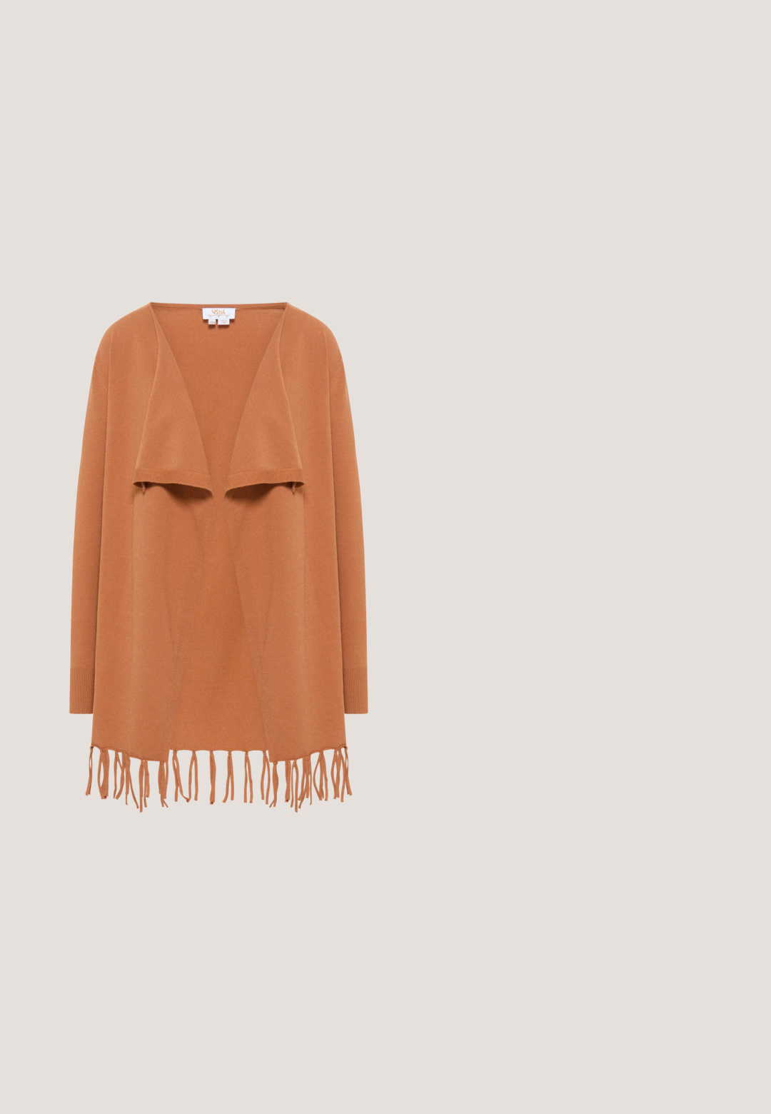 Langarm, open voorkant cardigan in een warme bruin tint, gemaakt van zachte stof, met een gedrapeerde voorkant en franjes aan de onderkant.; Losse blouse met lange mouwen, beige, groene en bruine paisley-print, geborduurde pasvorm en voorstrik met kwastjes.; Lange rok van stof met een groen en crème bloemenpatroon, voorzien van een tailleband met trekkoord en een zachte, textuurachtige afwerking.; Felmini STIEFELETTE - Cowboy-/Bikerlaarsjes - brown; Bruine suède schoudertas met lange franjes en verstelbare banden, ritssluiting langs de bovenrand.; Gevlochten lichtbruine leren riem met een afgeronde gouden gesp, opgerold tegen een witte achtergrond.