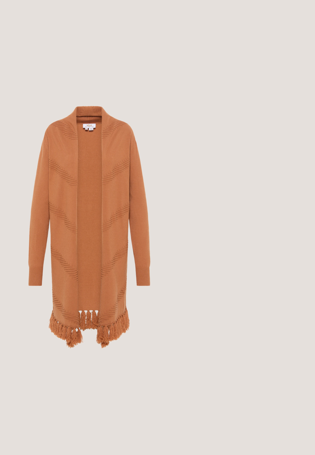 Oranje gebreide cardigan met open voorkant, chevronpatroon textuur en franjes aan de onderkant. Lange mouwen en zachte stof.; Groene langemouwen coltrui gemaakt van zacht, glad materiaal. Kenmerkt zich door een aansluitend ontwerp en een hoge hals. Geen zichtbare patronen of accenten.; Wijde denim jeans in donkerblauw met contrasterende witte stiksels, vijf-pocketontwerp en een knoopsluiting in de taille.; Bruine suède hoge hak schoen met een puntige neus en blokhak op een effen witte achtergrond.; Bruine leren schoudertas met een rits bovenaan, voorvak, gevlochten detail aan de zijkant en accenten van goudkleurig beslag.; Ketting met witte ovale parels en goudkleurige bedels waaronder hartje, bloem en sluiting met verstelbare ketting.