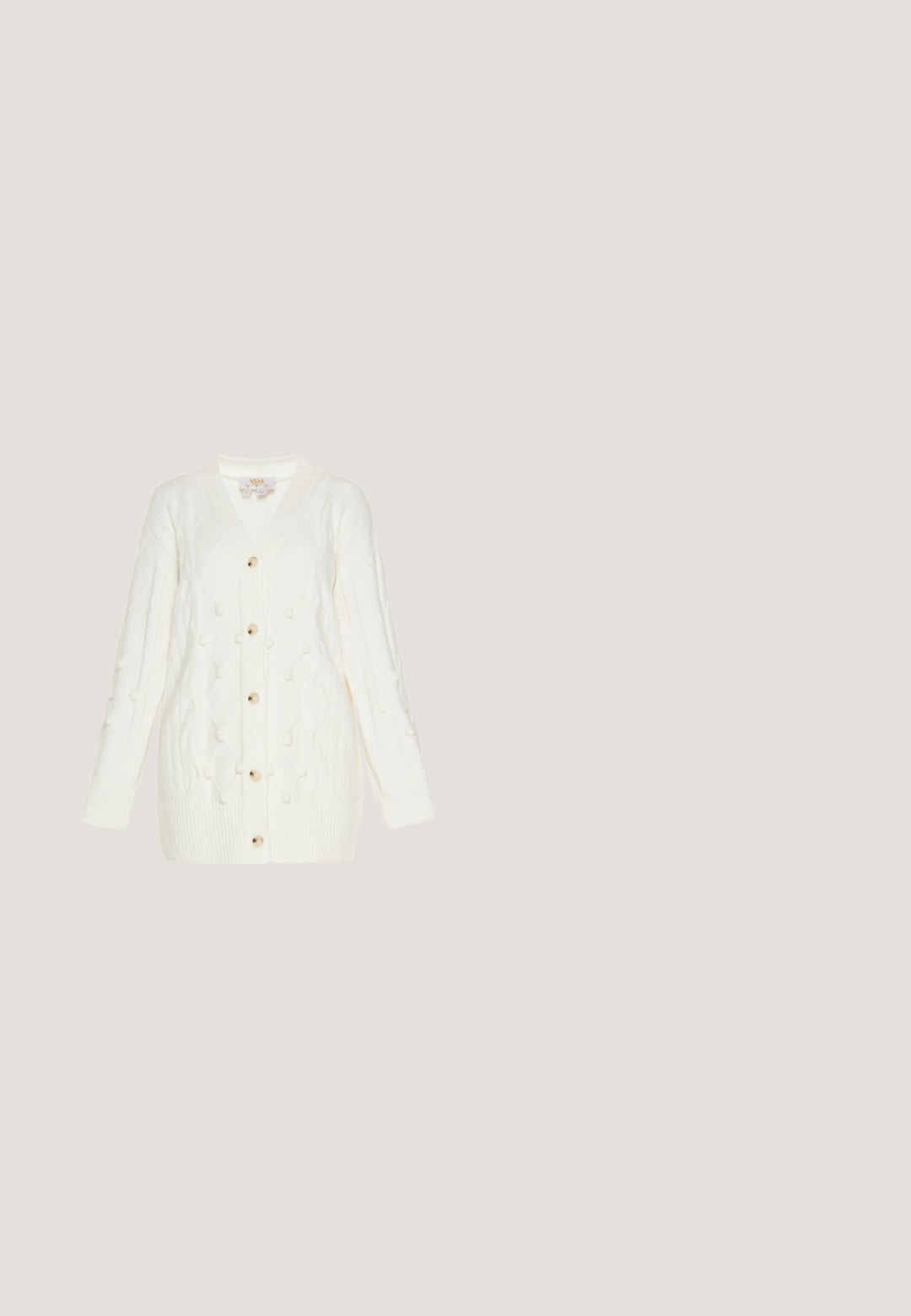 Cárdigan blanco de punto que presenta un escote en V, cierre de botones y un patrón de diamantes texturizado con detalles de pompones y puños acanalados.; Blusa floral con escote y puños fruncidos, con un fondo rosa y flores rojas y moradas, hecha de una tela ligera.; Pantalones beige de pierna ancha con pliegues frontales, bolsillos laterales, trabillas para el cinturón y cierre con botón en la cintura.; Zapato Mary Jane de cuero marrón oscuro con dos correas con hebillas y un tacón plataforma negro grueso y esculpido.; Pañuelo cuadrado de seda con bordes rosas y patrones florales, atado en un nudo suelto.; Bolso de mano de cuero marrón con doble asa, charm en forma de candado dorado y logo "RL" en la parte frontal, sobre un fondo liso y claro.