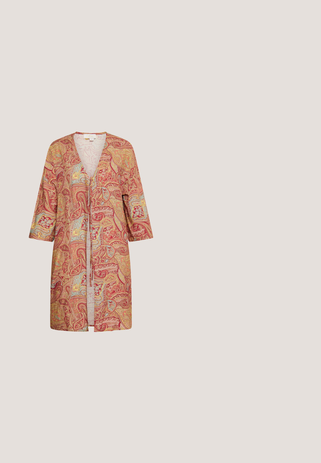 Rød paisley kimono med dyb V-udskæring, trekvartærmer og intrikate guld-, blå- og rødmønstre i let stof.; Bluse i cremefarvet stof med røde og orange abstrakte mønstre. Har en dyb V-udskæring, uden ærmer og en talje-bånd.; Rustfarvede afslappede shorts med elastisk talje og dekorativt hulmønster med blomsterbroderi på begge ben.; Enkelt lys pink klip-klap sandal med tekstureret sål og metalliske roseguld Y-formede remme på en ensfarvet baggrund.; Hvid vævet spandtaske med tan snøreforlomme, flettet brun læderhåndtag og sort snor med røde perler fastgjort.; Tynd koralrød snorarmbånd med en justerbar knude og en lille guldfarvet muslingecharm i midten.