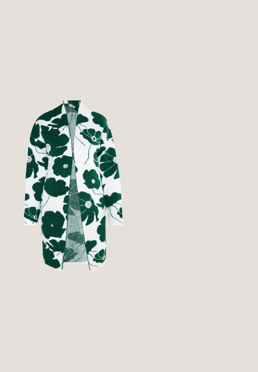 Cardigan met een bloemenpatroon in groen en wit, gemaakt van een zachte gebreide stof. Open voorkantontwerp met mouwen tot de elleboog en zonder sluitingen.; Lichtblauw geribbeld tanktop met een ronde halslijn en brede schouderbanden. De stof lijkt glad met een lichte stretch. Etiket zichtbaar aan de binnenkant.; Donker petrolkleurige wijde broek met elastische tailleband en dunne witte zijstrepen, getoond op een witte achtergrond.; Groene suede, schoenen met een puntige neus en een lage blokhak. Beschikt over drie banden met decoratieve groene edelsteenaccenten. Gladde textuur.; Turkooise handtas met bloemvormige kraalpatronen, gouden studs, een centraal handvormige sluiting en zowel een dunne riem als een kettingriem.; Gouden ring met een steen in de vorm van een groene klavertjevier, gezet in een gladde rand, gefotografeerd op een witte achtergrond.