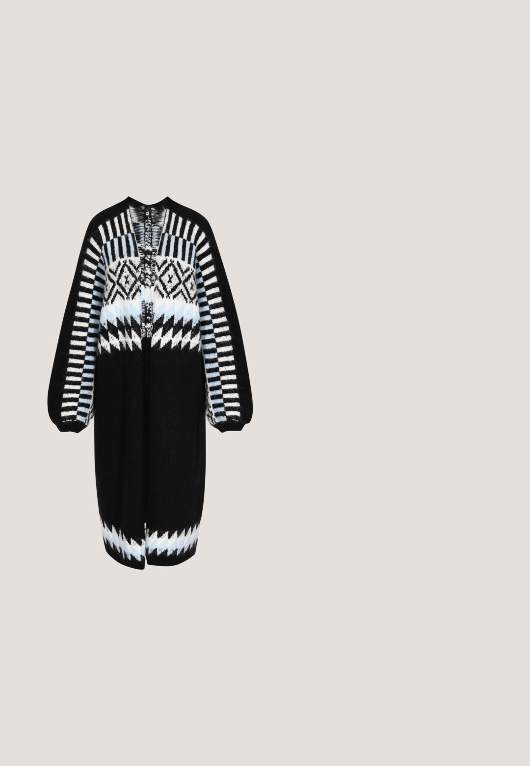 Gilet en tricot noir, avec des motifs géométriques en bleu, blanc et noir. Coupe ample, manches longues et design ouvert à l'avant.; T-shirt en coton blanc avec un col rond et des manches courtes. Coupe décontractée avec une texture lisse et sans motifs ni accents visibles.; Pantalon bleu marine à jambes droites, avec un devant plat, deux plis avant, des poches latérales et une texture lisse.; Baskets pour hommes avec un dessus en suède beige et en cuir blanc, ornées de rayures noires, d'une pointe arrondie et d'un accent en cuir noir au niveau du talon. Semelle plate.; Sac banane en cuir beige avec poche avant à fermeture éclair, sangle tissée réglable, quincaillerie dorée et fermeture principale à glissière.; Boucles d'oreilles en forme de spirale argentée, finition polie, design circulaire, avec des lignes fluides et une texture lisse, conçues pour s'adapter comme des clous.