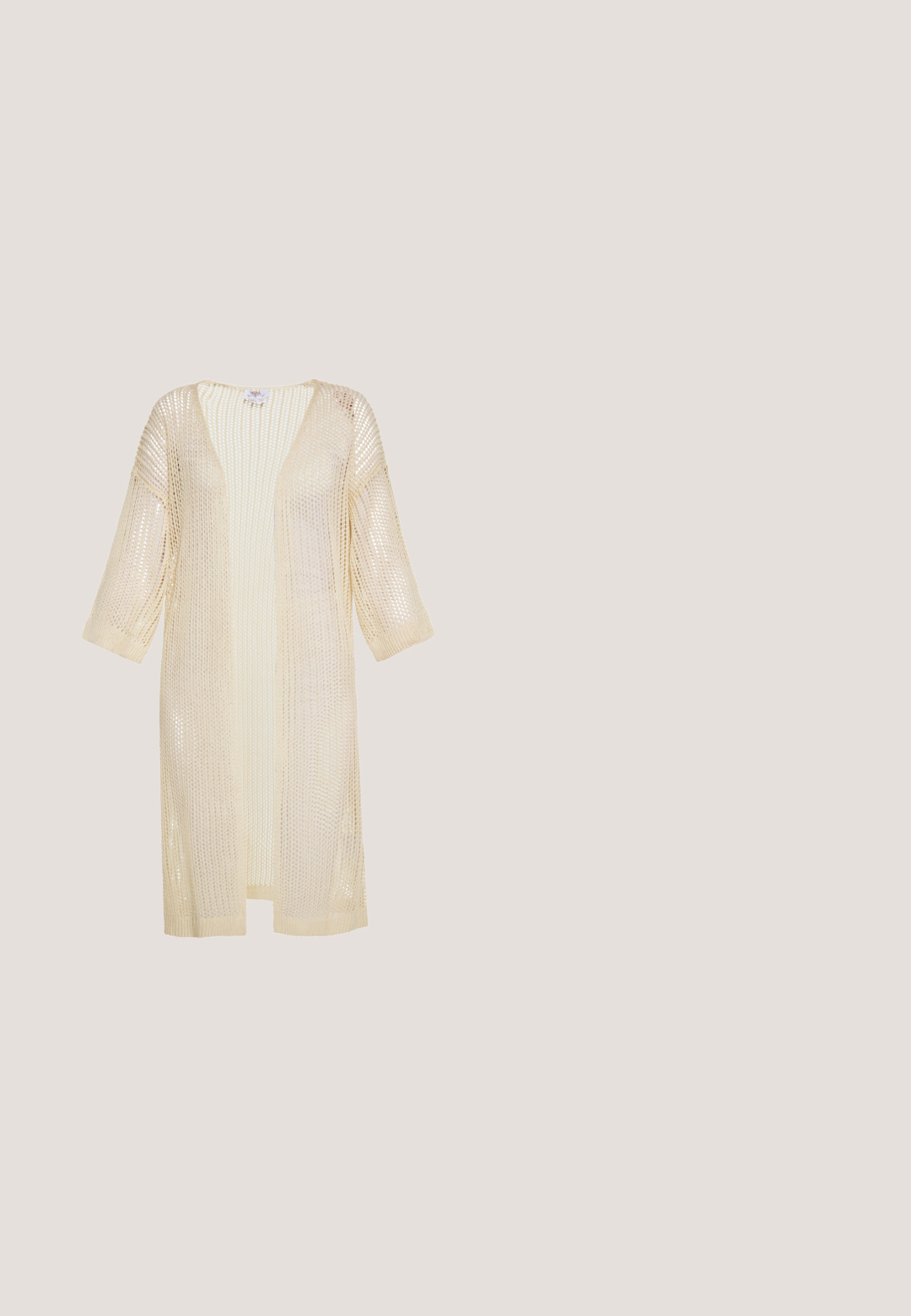 Lang, åben beige strikket cardigan med trekvartærmer og et løst, åndbart netdesign.; Hvid kortærmet bluse med V-hals og bindebånd med kvaster, med lodret og ved halsudskæringen geometrisk broderi i brun og lyseblå.; Leopardmønstret midi-nederdel i beige og sort, med lige snit, to baglommer og en glat tekstur.; Brun læder ankelstøvle med spids tå, dekorativ syning og en lav stablet hæl; har en mellemhøj skaft og trækstropper.; Brun ruskind skuldertaske med lange frynser på begge sider og en enkelt strop med spænder i guldfarve.; Guldlagd halskæde med to kæder; den ene har en tekstureret rund vedhæng, mens den anden har et delikat linksdesign.