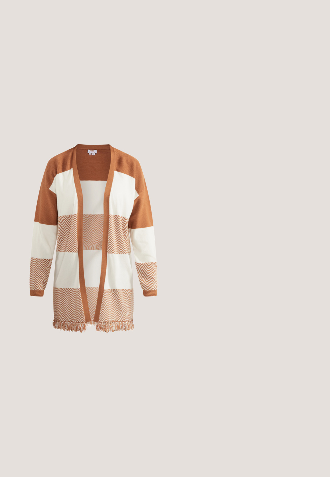 Åben front cardigan med lange ærmer i skiftende brede striber af ensfarvet brun, creme og brun-creme chevron mønster, med frynset kant.; Maxikjole i let stof med blomsterprint i rød, sort og creme. V-hals, korte ærmer og lagdelt design.; Brun ruskind ankelstøvle med lav stabil træhæl og trækkemærke bagpå på en ensartet lys baggrund.; Brun ruskind crossbody taske med lange frynser og en matchende lille pung, begge med guldfarvet hardware.; Tre-lags guldsnøre med runde vedhæng og små skiver. Kæderne varierer i længde og viser en delikat tekstur og design.; Flettet brun læderbælte med en rund spændelukning og gylden spænde, vist sammenrullet på en hvid baggrund.