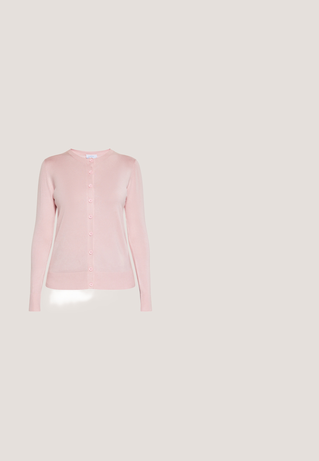 Lyserød cardigan med lange ærmer, rund halsudskæring og knaplukning foran, med ribstrikkede manchetter og kant.; Lyserød kortærmet bomulds T-shirt med rund halsudskæring og Street One label indeni kraven.; Rosa afslappede sweatpants med elastik i taljen og sidelommer, med lille "JJXX Studio" tekst på venstre lår.; Lyserøde ruskindsflade sko med spids tå, der har en fold-over detalje og guldspænde. Lav, flad sål. Glat tekstur.; Lille pink vævet læder håndtaske med kæderekke, flip-top lukning og sølvhardware detaljer. Har en tekstureret overflade med et fletmønster.; Armbånd i guldfarve med en række små klare krystaller, sat i et fleksibelt design med en sikker lås. Glat, poleret finish.