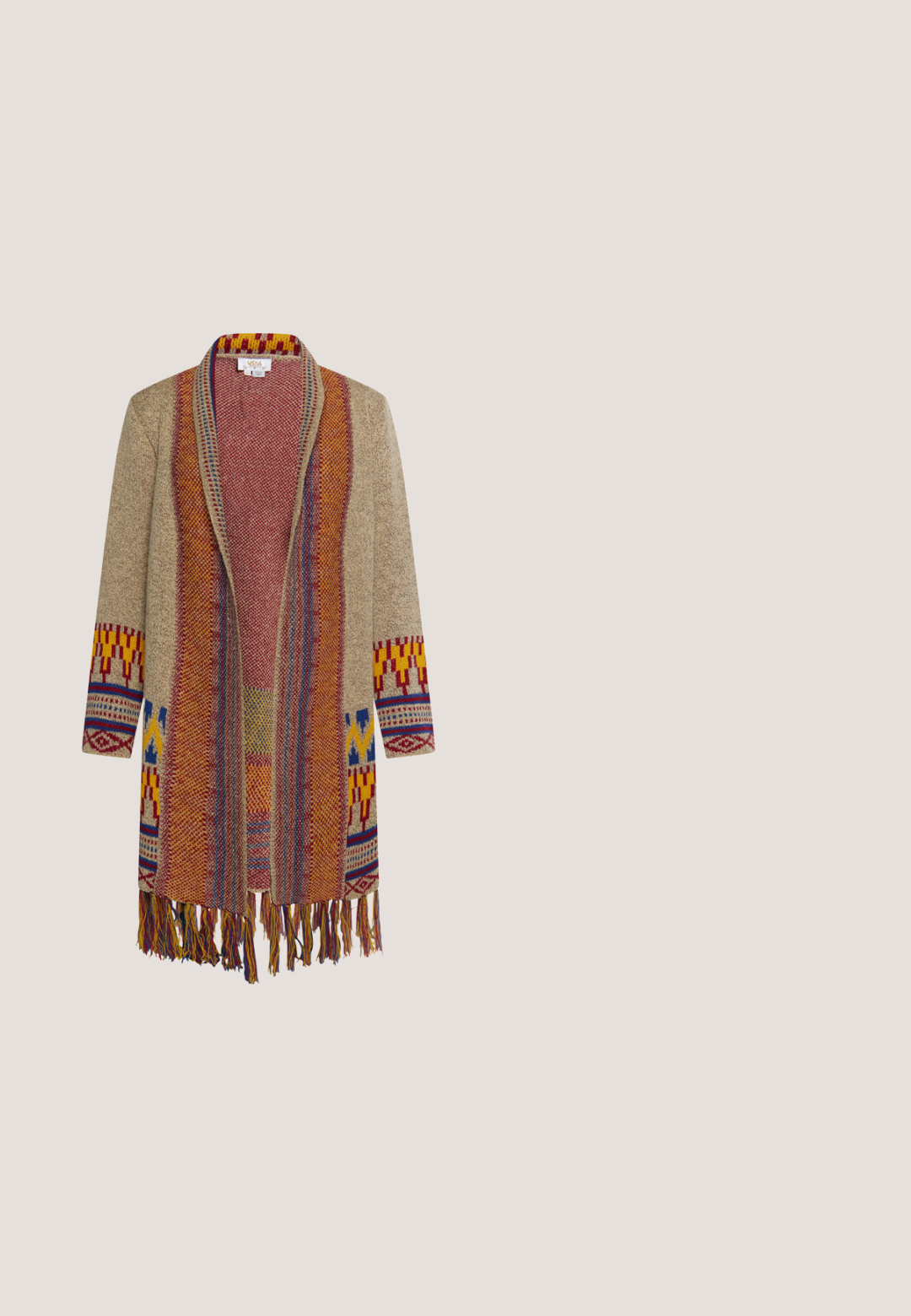 Lang, åben foran strikket cardigan med flerfarvede geometriske mønstre, frynsekant og jordfarver, herunder beige, rød, gul, blå og orange.; Hvid bluse med farverig blomsterbroderi på ærmerne, flæset halsudskæring og struktureret stof. Korte, puffede ærmer med manchetter.; Olivengrønne fløjl bukser med flared ben, fem lommer, synlig syning og knaplukning i taljen for en sikker pasform.; Brune ruskind ankelstøvle med spids tå, elastiske sidepaneler og en lav sort blokhæl. Blød tekstur med usynlig syning.; Brun lædertaske med justerbar rem og sølvspænde, glat tekstur, buet bund og synlig syning langs kanterne.; Guldtonet lagdelt halskæde med tre kæder i forskellige længder, en tekstureret rund vedhæng og en dråbeformet ædelsten som accent.