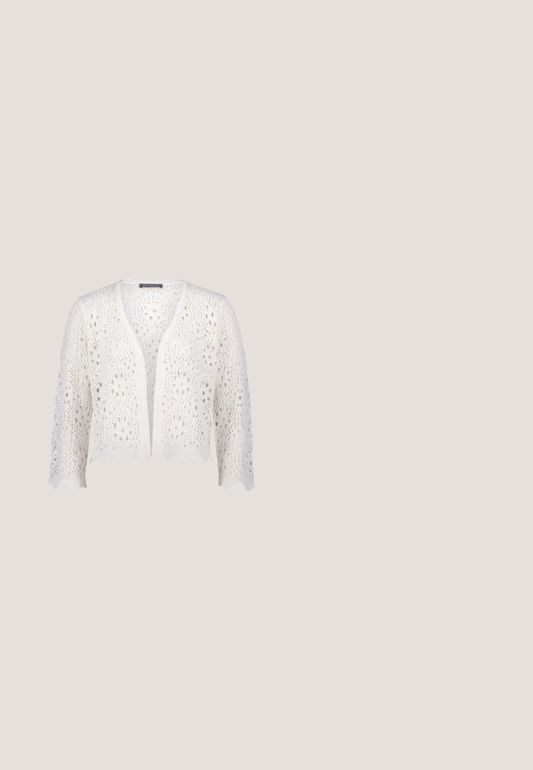 Cardigan en maille crochet blanc avec des bords festonnés et des manches 3/4, présentant un devant ouvert et un motif en dentelle florale.; Robe longue couleur rouille en tissu léger. Comprend des bretelles spaghetti ajustables, un corsage froncé et une jupe fluide. Fini texturé.; Castañer DOSALIA - Espadrilles - sand; Sac bandoulière en cuir marron et paille tissée avec fermeture à rabat et sangle réglable avec fermoirs dorés.; Collier chaîne en or avec pendentif coquillage en or texturé et fermoir à longueur ajustable sur fond blanc.; Ceinture en daim marron tressée avec boucle en métal doré, posée à plat sur un fond blanc uni.