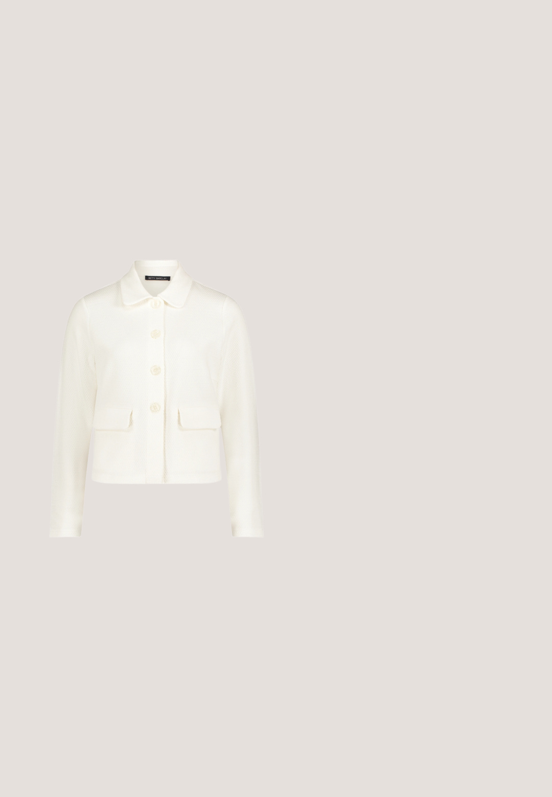 Veste blanche texturée à manches longues avec col, quatre boutons sur le devant et deux poches à rabat à la taille.; Haut peplum blanc en tissu texturé, avec des manches courtes bouffantes, un col rond et une fermeture en forme de trou de serrure à l'arrière. Motif ondulé subtil sur toute la surface.; Pantalons larges imprimés en vert olive et blanc. Dotés d'un motif en losanges et d'une taille avec cordon de serrage. Fabriqués en tissu léger.; Botte cheville en daim marron avec un bout arrondi, une doublure douce et une boucle métallique décorative à la cheville. Elle est dotée d'une épaisse semelle plateforme.; Sac à main en daim marron foncé avec doubles poignées, bandoulière amovible, détails cousus et pompons décoratifs en cuir sur fond blanc.; Paire de clous d'oreilles en forme de nœud, couleur or brillant, sur un fond blanc uni.