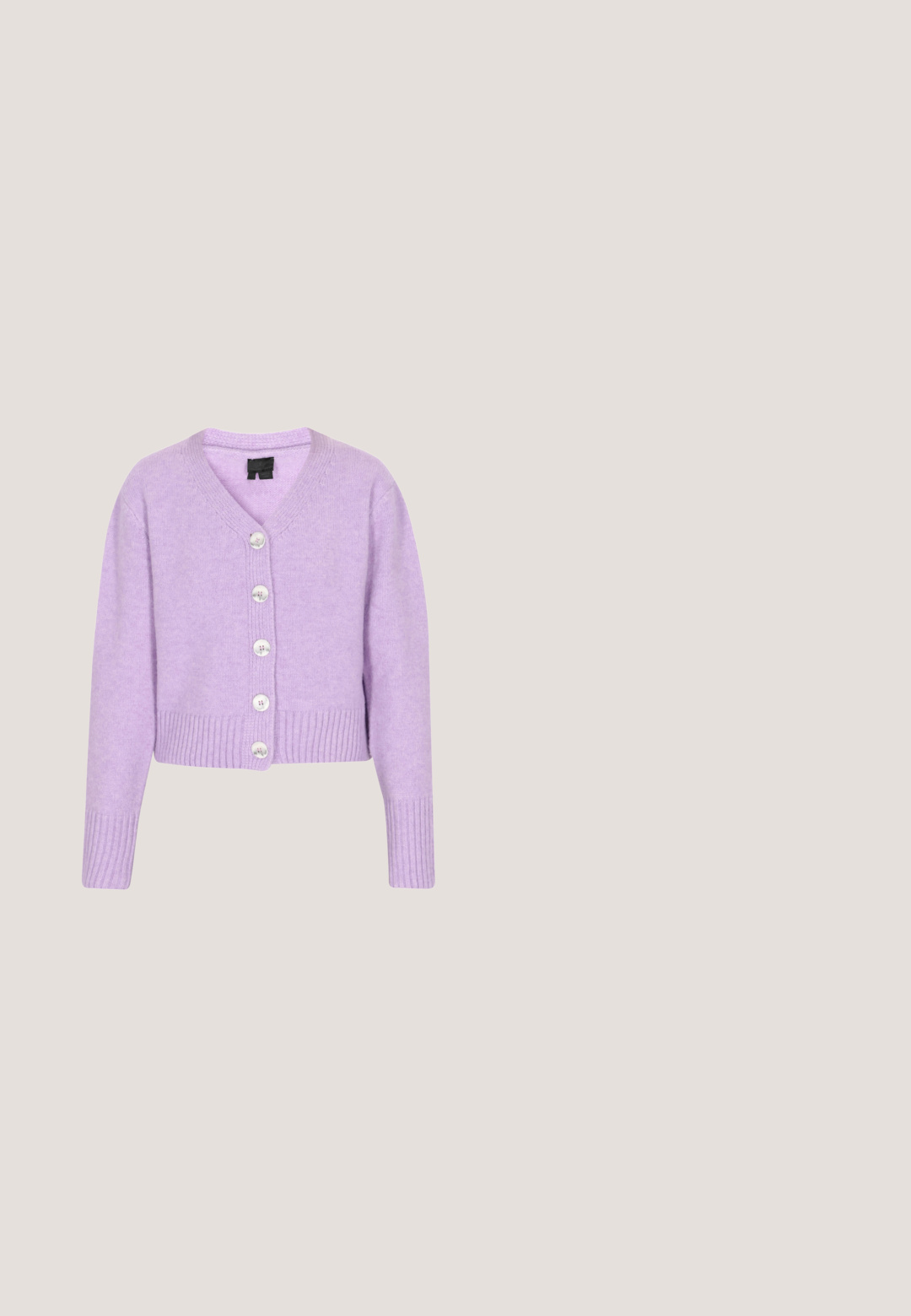 Lavendel strikket cardigan med v-hals, cropped design, fem store hvide knapper samt ribbede manchetter og kant.; Lyserød tekstureret bluse med korte puffærmer, en peplum-talje og en rund udskæring. Har et broderet mønster og en lynlås i ryggen.; Sort plisseret nederdel med en bredtalje, prydet med ensartede lodrette folder. Glat tekstur med et svævende design.; Balletsko i pastelfarvet vævet stof med en tekstureret overflade. Har en lyserød sløjfegarniture ved tåen og en flad brun sål.; Lille grøn håndtaske lavet af gennemsigtige runde perler med en perlehankel på en ensfarvet hvid baggrund.; Glitrende øreringe formet som blomster med lyserøde og grønne teksturerede ædelsten, omgivet af klare rhinsten med farvede sten i midten.