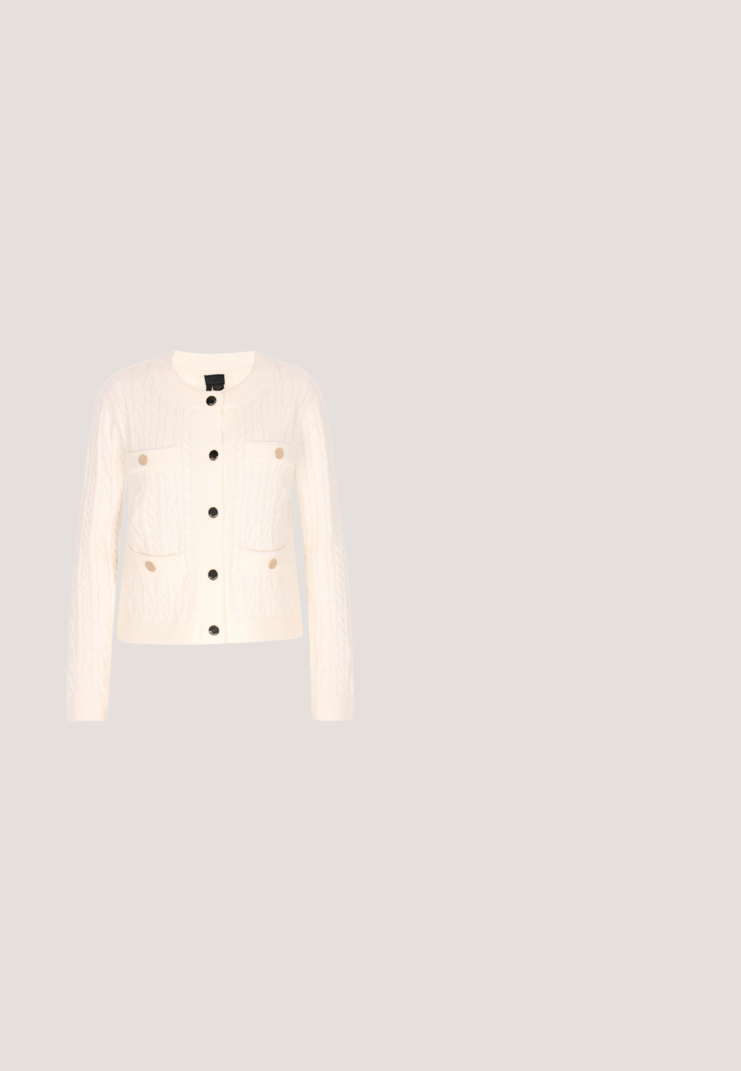 Crème kabelgebreide cardigan met een ronde halslijn, zwarte knopen en twee borstzakken. Heeft gestructureerde patronen en een getailleerde silhoeet.; Mouwloze linnen jurk in lichtbeige, met een rechte silhouet en ronde halslijn, afgewerkt met een verborgen ritssluiting aan de achterkant.; Platte bruine slidesandaal met twee brede geweven banden en een gevoerde zool, van opzij getoond op een witte achtergrond.; Beige vierkante sjaal met een klein zwart-wit geometrisch patroon gelijkmatig verdeeld over de stof.; Bruine geweven leren draagtas met twee handvatten en een lange gevlochten schouderband tegen een witte achtergrond.; Gouden metalen horloge met een ovale kast en een soepele band. Witte wijzerplaat met een subtiele textuur, gouden wijzers en de merknaam weergegeven.