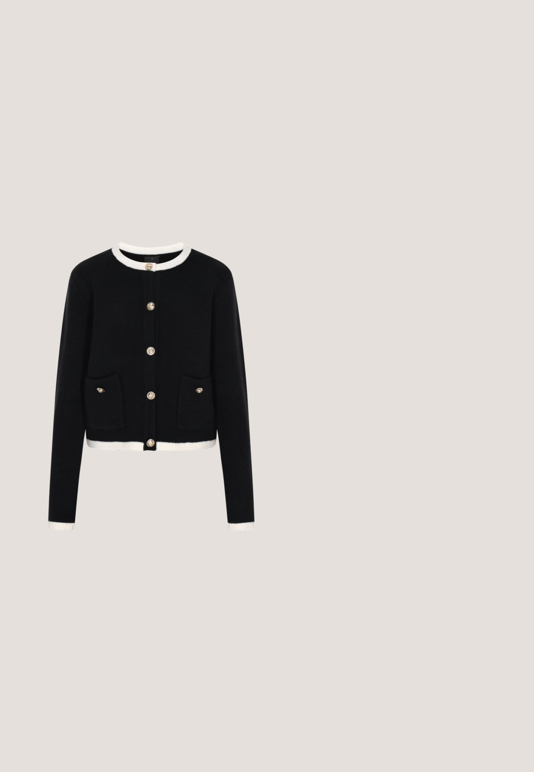 Zwarte gebreide cardigan met een ronde hals, crèmekleurige afwerking, knopen in goudkleurige tint en twee voorkruiden. Heeft een cropped ontwerp.; Soaked in Luxury SLPrint - T-shirt print - black w sandshell dot; ICHI IHKATE - Broek - vetiver; Zwarte leren slingback schoen met blokhak en klein strikdetail op de teen, weergegeven tegen een witte achtergrond.; Zwarte Lancaster Paris handtas met twee handvatten, gouden hardware en een afneembare schouderriem op een witte achtergrond.; Zwarte oorstekers in de vorm van een bloem met gouden kralen langs de randen op een witte achtergrond.