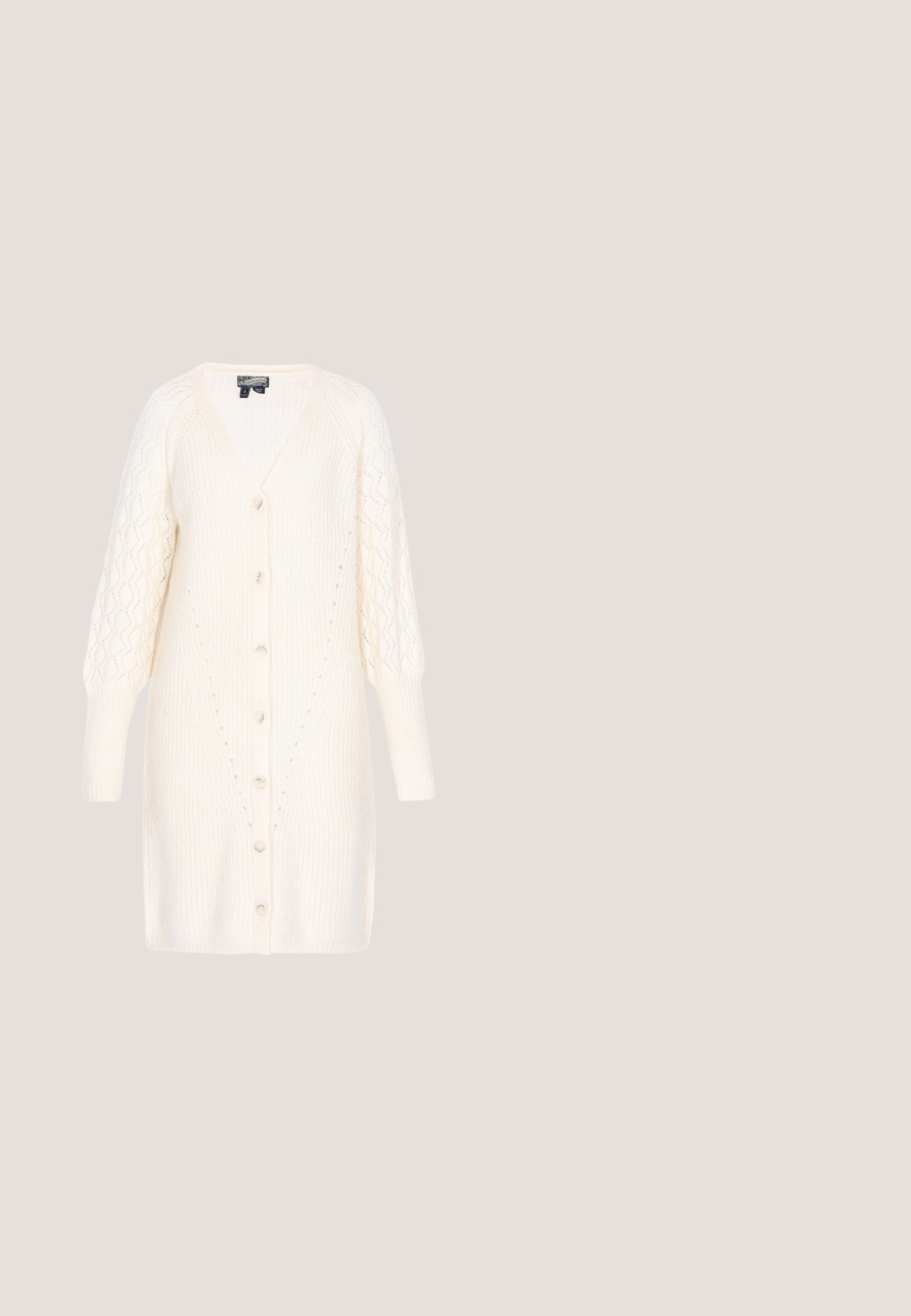 Witte gebreide cardigan met een V-hals, lange mouwen en een knopenfront. Beschikt over een gestructureerd patroon op de mouwen en een losse pasvorm.; Bloemenjurk met dunne verstelbare bandjes, met een klein paars-zwart bloemenpatroon op een lichte achtergrond, vloeiende stof, A-lijn silhouet.; Beige suède enkellaarsjes met een gekreukt ontwerp, ritssluiting aan de zijkant en een lage houten hak. Geweven afwerking op de bovenkant.; Beige geweven schoudertas met halvemaanvorm, leren trekkoordsluiting en klein bruin merketiket aan de voorkant.; Gouden ketting met twee kettingen: de ene met een ronde hanger, de andere versierd met kleine, gekleurde kralen en gouden accenten.; Bruine leren riem opgerold met een rechthoekige gouden metalen gesp op een witte achtergrond.